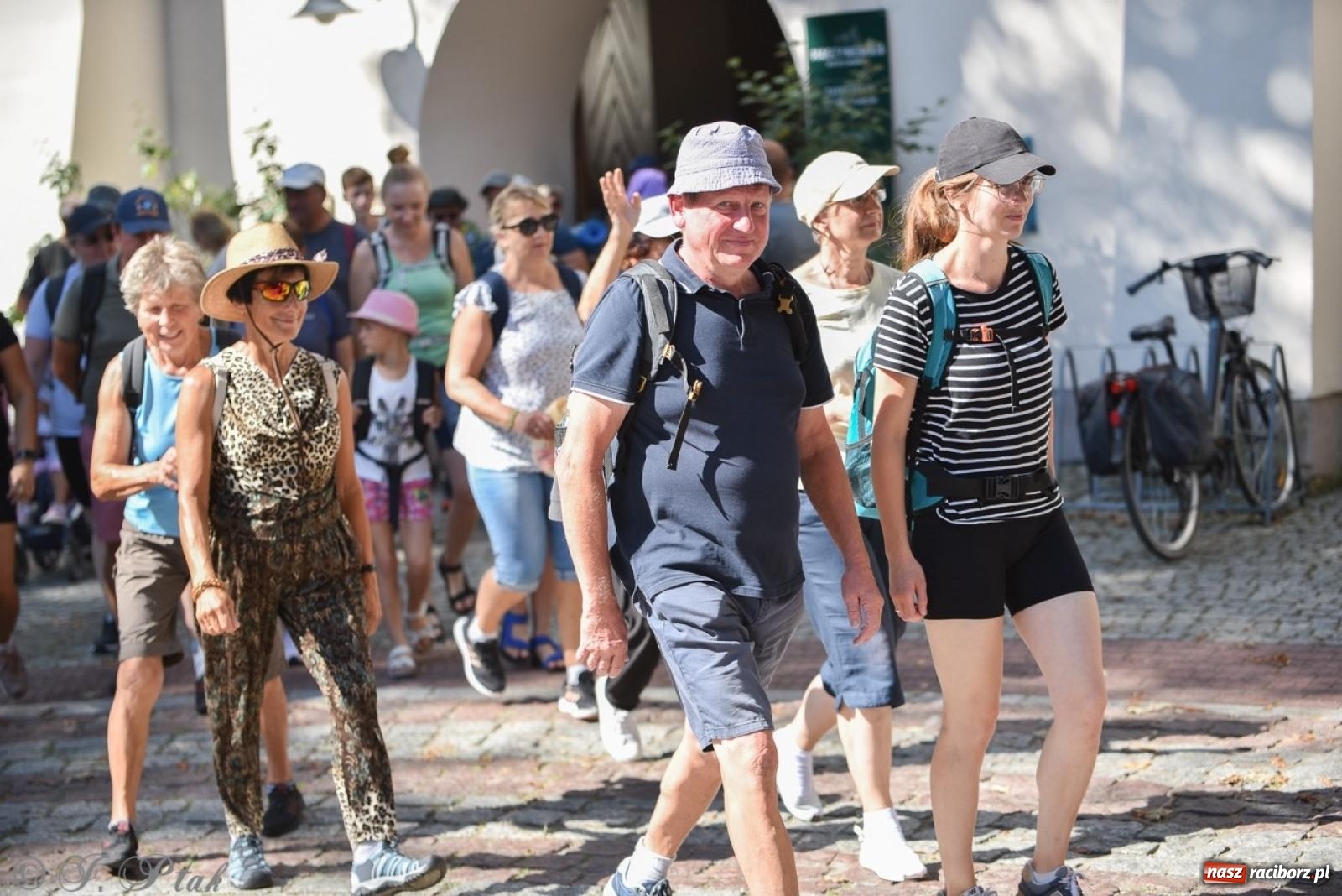 Zdjęcie w galerii na portalu naszraciborz.pl: Bracia i siostry w drodze. 48. Opolska Piesza Pielgrzymka na Jasną Górę wyruszyła z Raciborza [FOTO i WIDEO] wiadomości z regionu