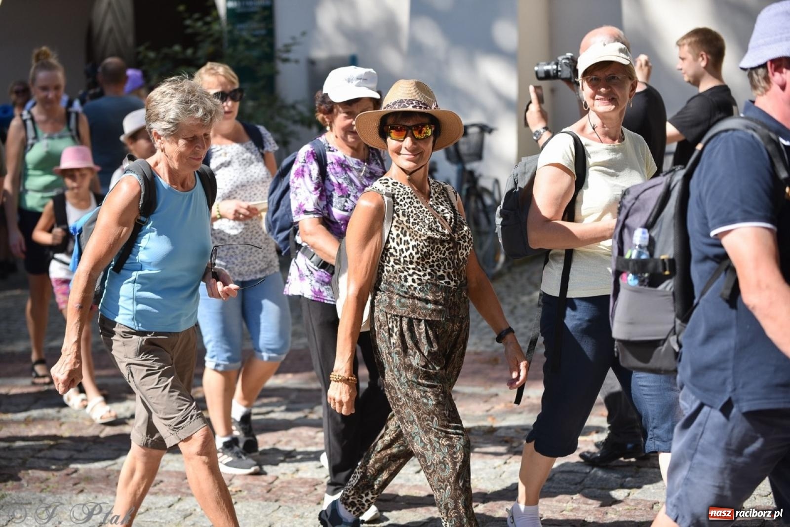 Zdjęcie w galerii na portalu naszraciborz.pl: Bracia i siostry w drodze. 48. Opolska Piesza Pielgrzymka na Jasną Górę wyruszyła z Raciborza [FOTO i WIDEO] wiadomości z regionu