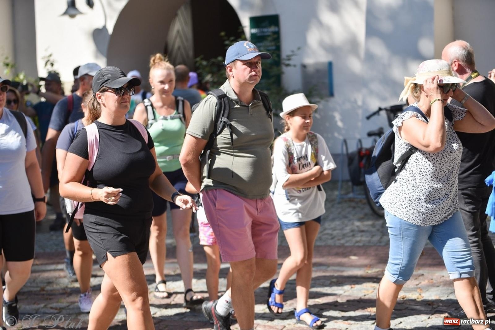 Zdjęcie w galerii na portalu naszraciborz.pl: Bracia i siostry w drodze. 48. Opolska Piesza Pielgrzymka na Jasną Górę wyruszyła z Raciborza [FOTO i WIDEO] wiadomości z regionu