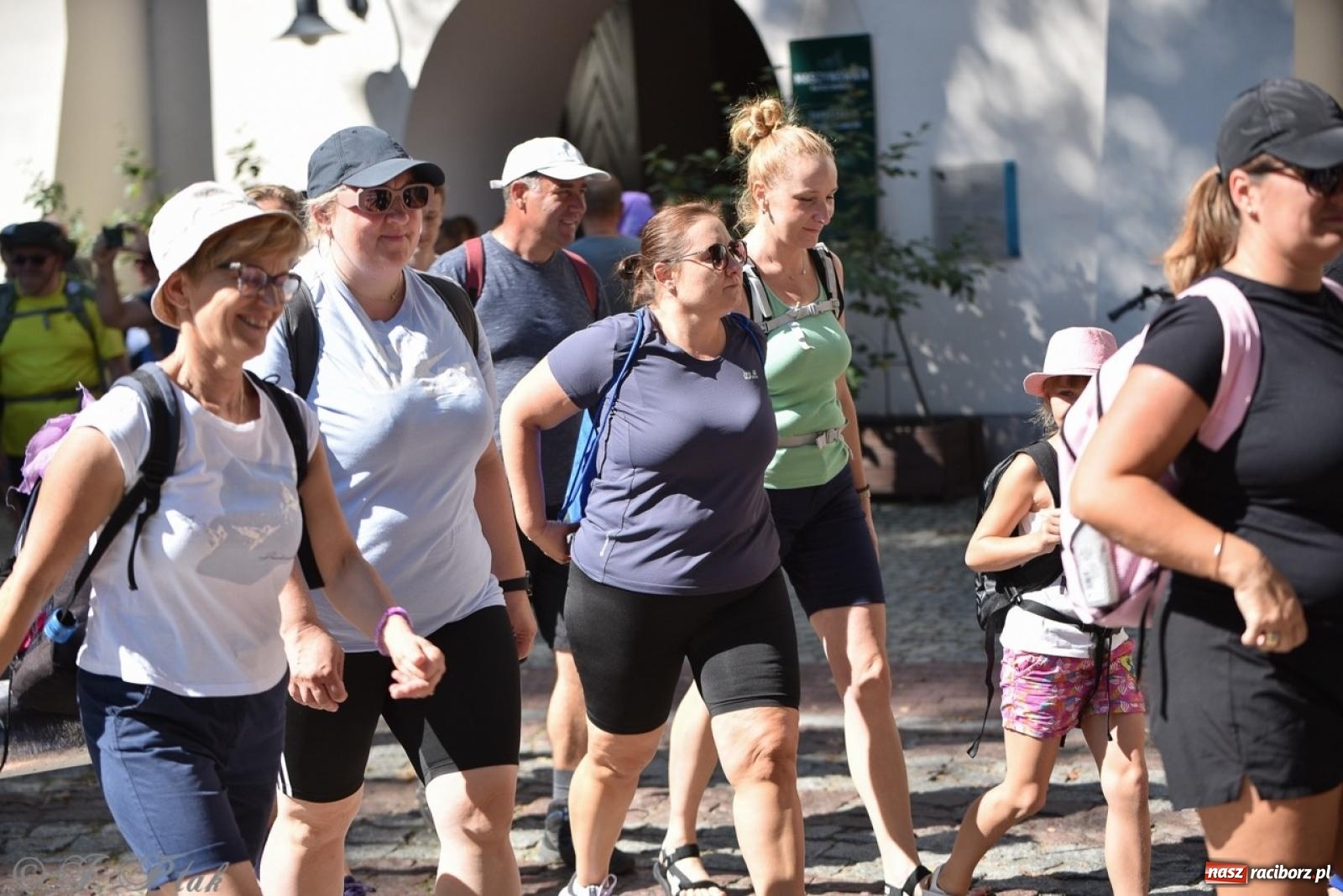 Zdjęcie w galerii na portalu naszraciborz.pl: Bracia i siostry w drodze. 48. Opolska Piesza Pielgrzymka na Jasną Górę wyruszyła z Raciborza [FOTO i WIDEO] wiadomości z regionu
