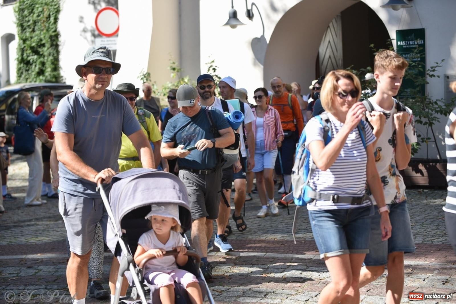 Zdjęcie w galerii na portalu naszraciborz.pl: Bracia i siostry w drodze. 48. Opolska Piesza Pielgrzymka na Jasną Górę wyruszyła z Raciborza [FOTO i WIDEO] wiadomości z regionu
