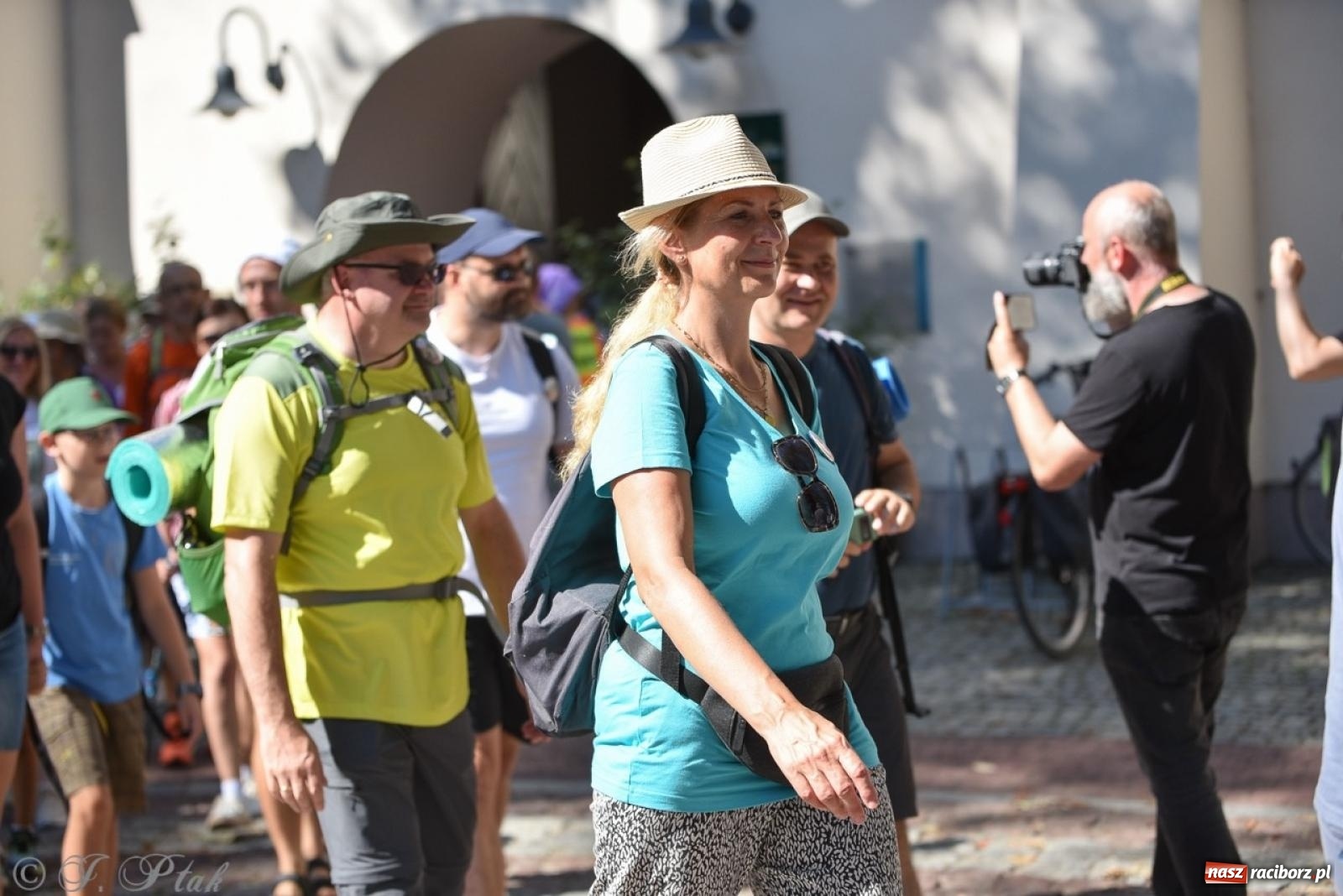 Zdjęcie w galerii na portalu naszraciborz.pl: Bracia i siostry w drodze. 48. Opolska Piesza Pielgrzymka na Jasną Górę wyruszyła z Raciborza [FOTO i WIDEO] wiadomości z regionu