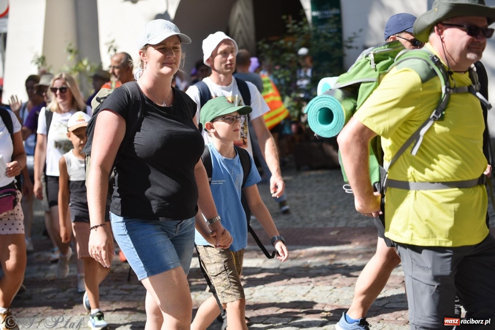 Zdjęcie w galerii na portalu naszraciborz.pl: Bracia i siostry w drodze. 48. Opolska Piesza Pielgrzymka na Jasną Górę wyruszyła z Raciborza [FOTO i WIDEO] wiadomości z regionu