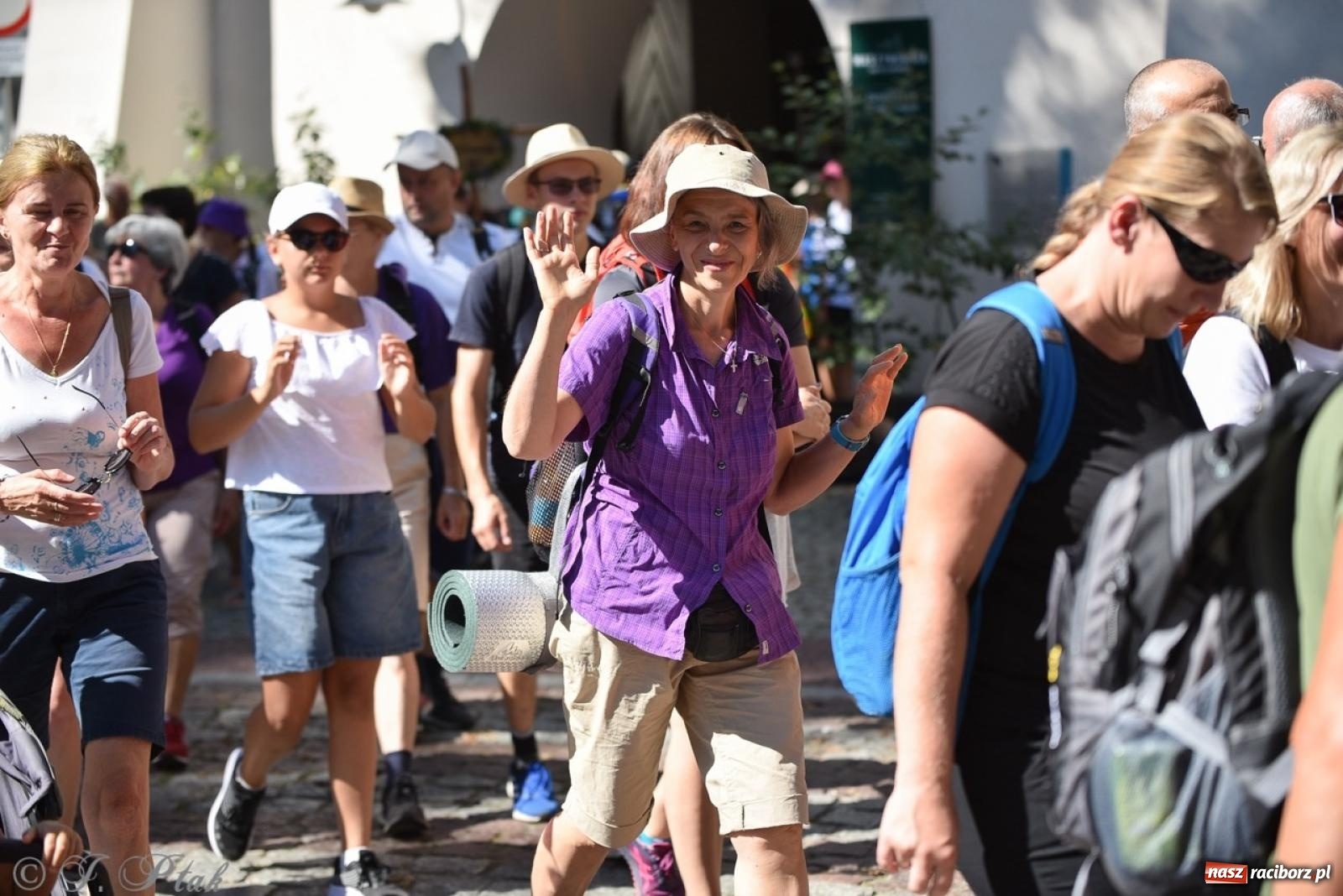 Zdjęcie w galerii na portalu naszraciborz.pl: Bracia i siostry w drodze. 48. Opolska Piesza Pielgrzymka na Jasną Górę wyruszyła z Raciborza [FOTO i WIDEO] wiadomości z regionu