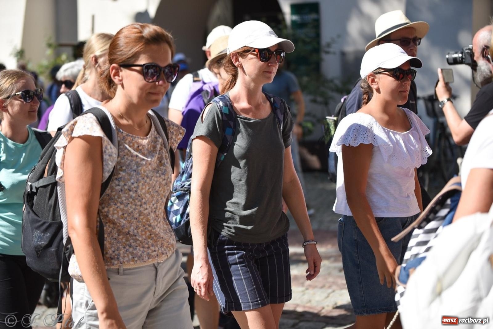 Zdjęcie w galerii na portalu naszraciborz.pl: Bracia i siostry w drodze. 48. Opolska Piesza Pielgrzymka na Jasną Górę wyruszyła z Raciborza [FOTO i WIDEO] wiadomości z regionu