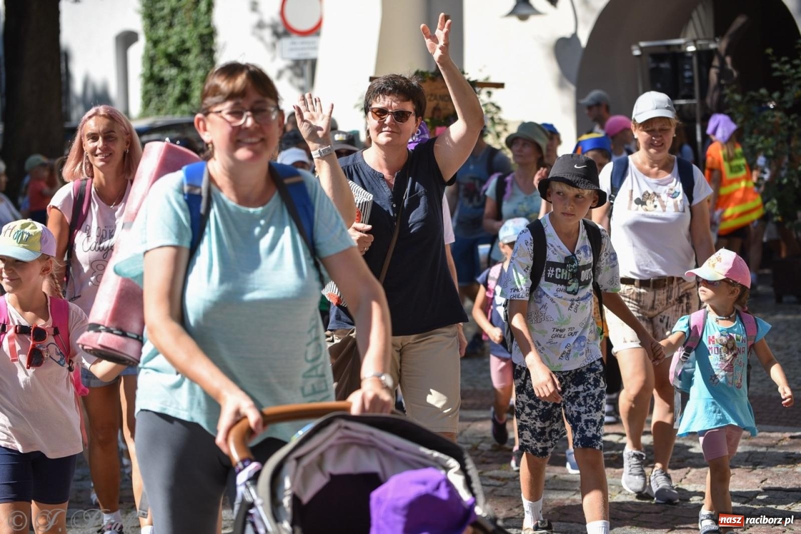 Zdjęcie w galerii na portalu naszraciborz.pl: Bracia i siostry w drodze. 48. Opolska Piesza Pielgrzymka na Jasną Górę wyruszyła z Raciborza [FOTO i WIDEO] wiadomości z regionu