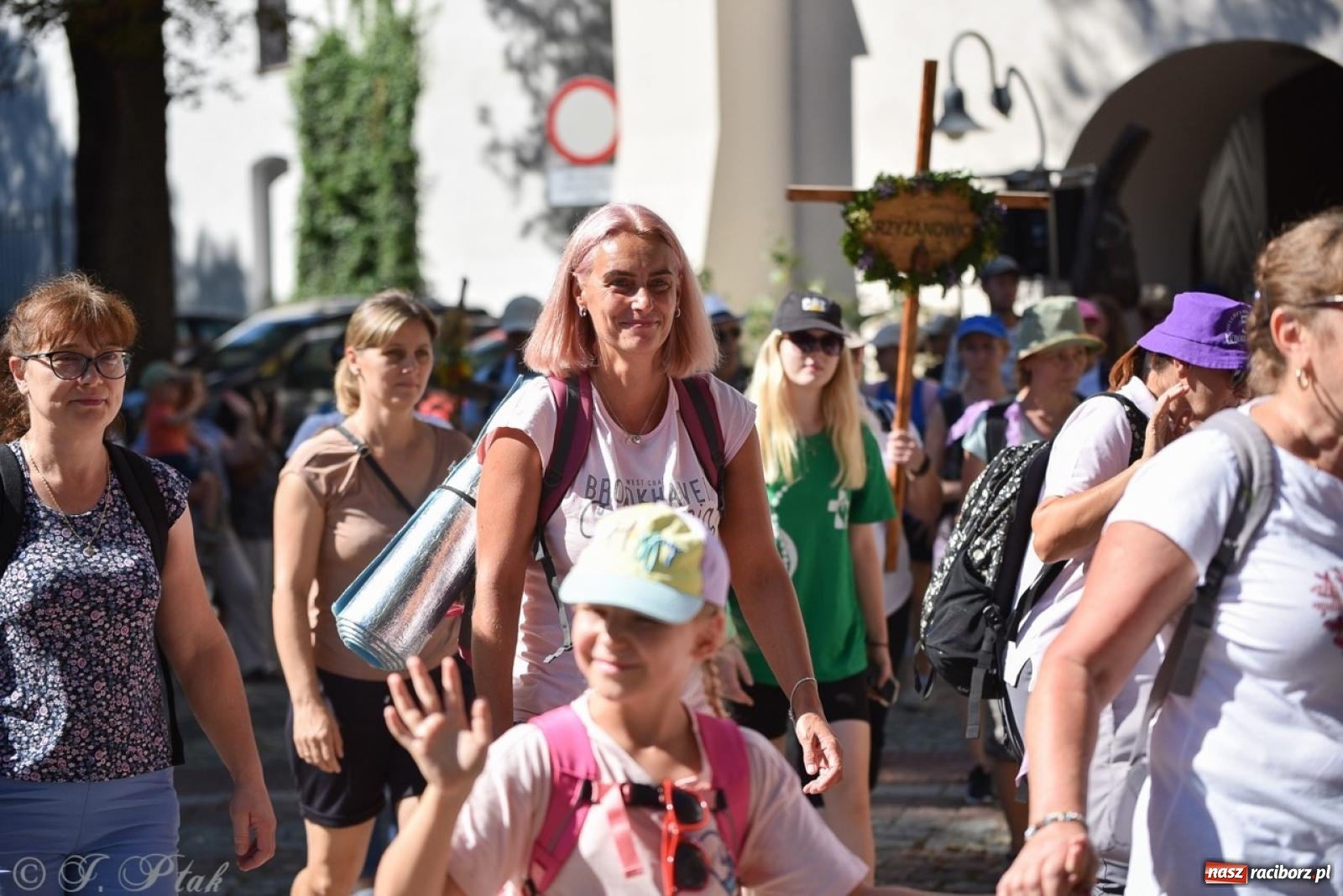 Zdjęcie w galerii na portalu naszraciborz.pl: Bracia i siostry w drodze. 48. Opolska Piesza Pielgrzymka na Jasną Górę wyruszyła z Raciborza [FOTO i WIDEO] wiadomości z regionu