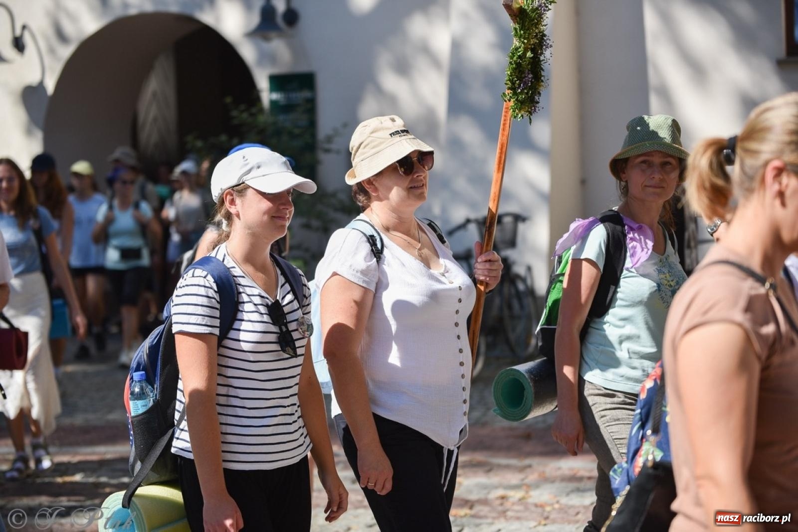 Zdjęcie w galerii na portalu naszraciborz.pl: Bracia i siostry w drodze. 48. Opolska Piesza Pielgrzymka na Jasną Górę wyruszyła z Raciborza [FOTO i WIDEO] wiadomości z regionu