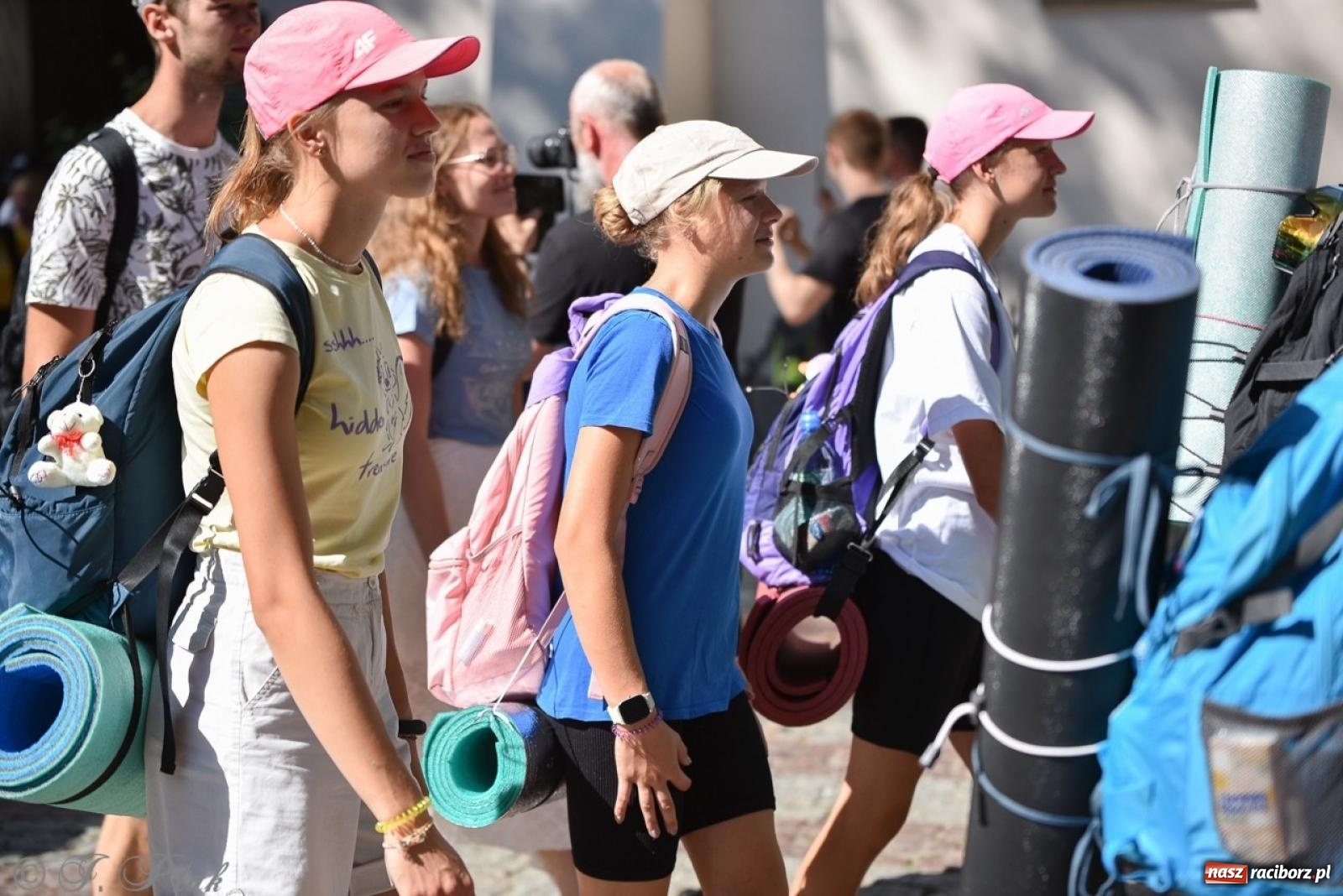 Zdjęcie w galerii na portalu naszraciborz.pl: Bracia i siostry w drodze. 48. Opolska Piesza Pielgrzymka na Jasną Górę wyruszyła z Raciborza [FOTO i WIDEO] wiadomości z regionu