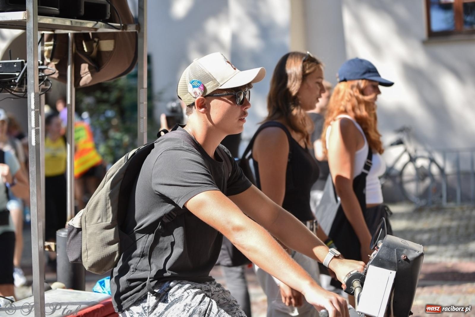 Zdjęcie w galerii na portalu naszraciborz.pl: Bracia i siostry w drodze. 48. Opolska Piesza Pielgrzymka na Jasną Górę wyruszyła z Raciborza [FOTO i WIDEO] wiadomości z regionu
