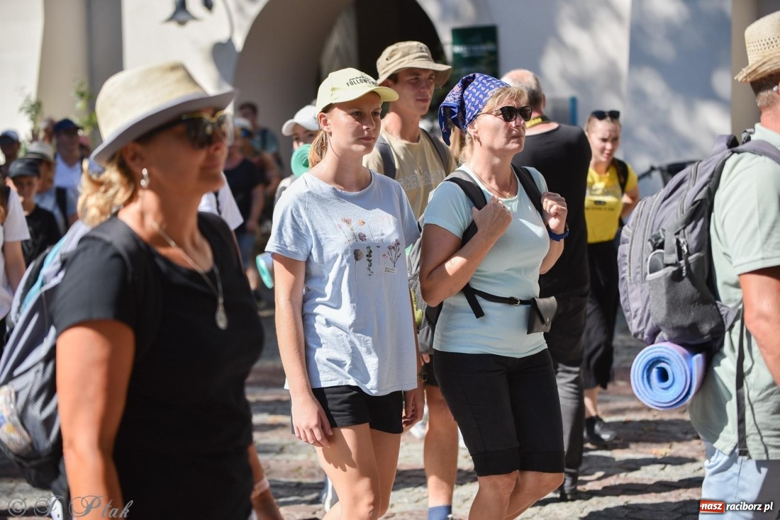 Zdjęcie w galerii na portalu naszraciborz.pl: Bracia i siostry w drodze. 48. Opolska Piesza Pielgrzymka na Jasną Górę wyruszyła z Raciborza [FOTO i WIDEO] wiadomości z regionu
