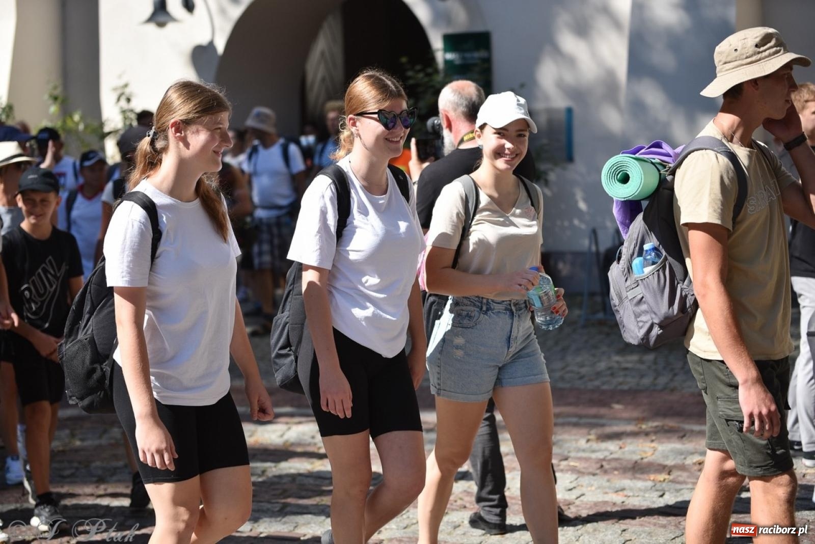 Zdjęcie w galerii na portalu naszraciborz.pl: Bracia i siostry w drodze. 48. Opolska Piesza Pielgrzymka na Jasną Górę wyruszyła z Raciborza [FOTO i WIDEO] wiadomości z regionu
