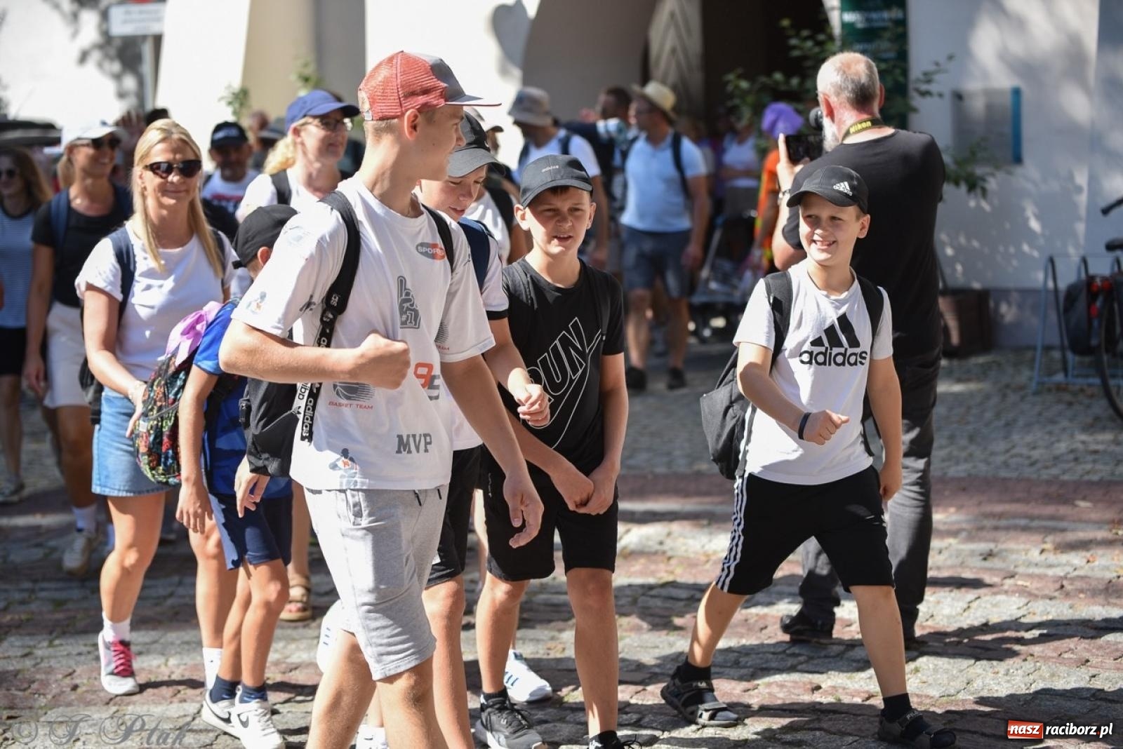 Zdjęcie w galerii na portalu naszraciborz.pl: Bracia i siostry w drodze. 48. Opolska Piesza Pielgrzymka na Jasną Górę wyruszyła z Raciborza [FOTO i WIDEO] wiadomości z regionu