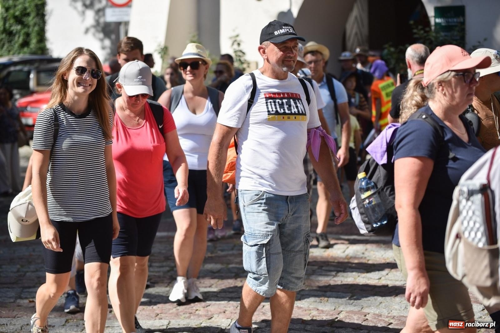 Zdjęcie w galerii na portalu naszraciborz.pl: Bracia i siostry w drodze. 48. Opolska Piesza Pielgrzymka na Jasną Górę wyruszyła z Raciborza [FOTO i WIDEO] wiadomości z regionu