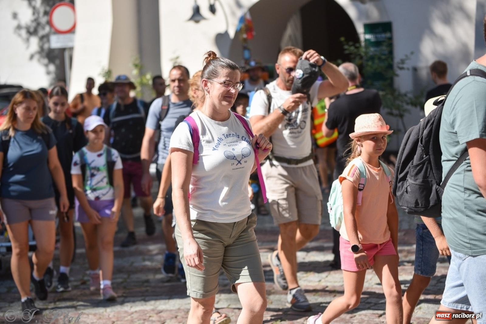 Zdjęcie w galerii na portalu naszraciborz.pl: Bracia i siostry w drodze. 48. Opolska Piesza Pielgrzymka na Jasną Górę wyruszyła z Raciborza [FOTO i WIDEO] wiadomości z regionu