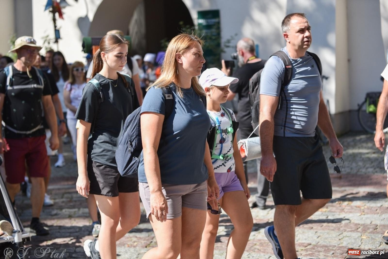 Zdjęcie w galerii na portalu naszraciborz.pl: Bracia i siostry w drodze. 48. Opolska Piesza Pielgrzymka na Jasną Górę wyruszyła z Raciborza [FOTO i WIDEO] wiadomości z regionu