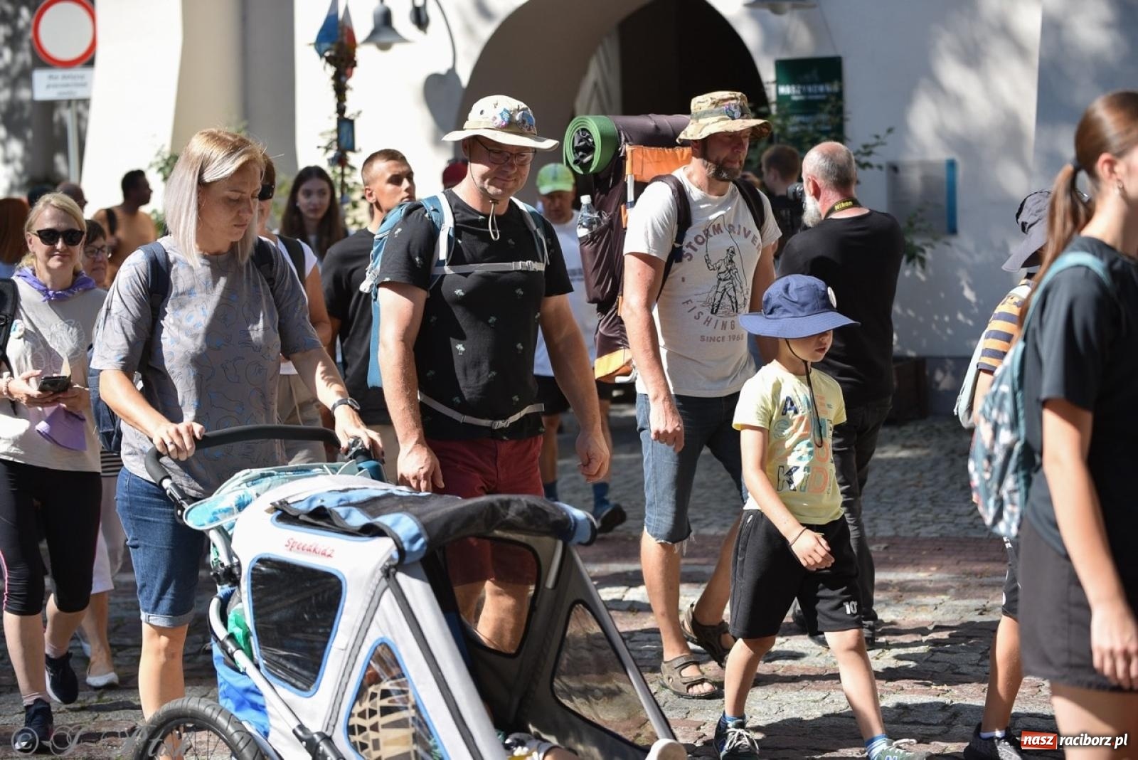 Zdjęcie w galerii na portalu naszraciborz.pl: Bracia i siostry w drodze. 48. Opolska Piesza Pielgrzymka na Jasną Górę wyruszyła z Raciborza [FOTO i WIDEO] wiadomości z regionu