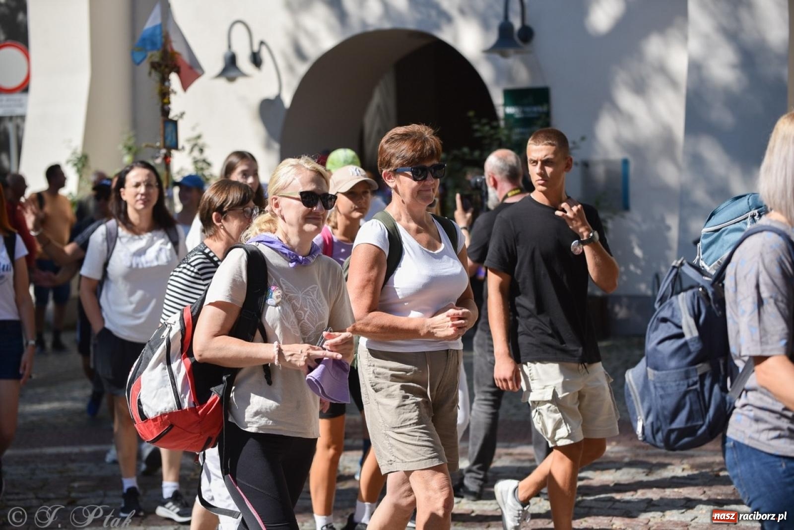 Zdjęcie w galerii na portalu naszraciborz.pl: Bracia i siostry w drodze. 48. Opolska Piesza Pielgrzymka na Jasną Górę wyruszyła z Raciborza [FOTO i WIDEO] wiadomości z regionu