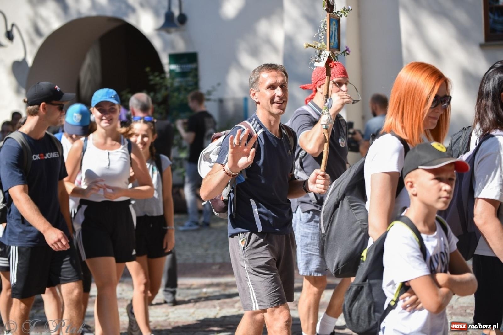 Zdjęcie w galerii na portalu naszraciborz.pl: Bracia i siostry w drodze. 48. Opolska Piesza Pielgrzymka na Jasną Górę wyruszyła z Raciborza [FOTO i WIDEO] wiadomości z regionu