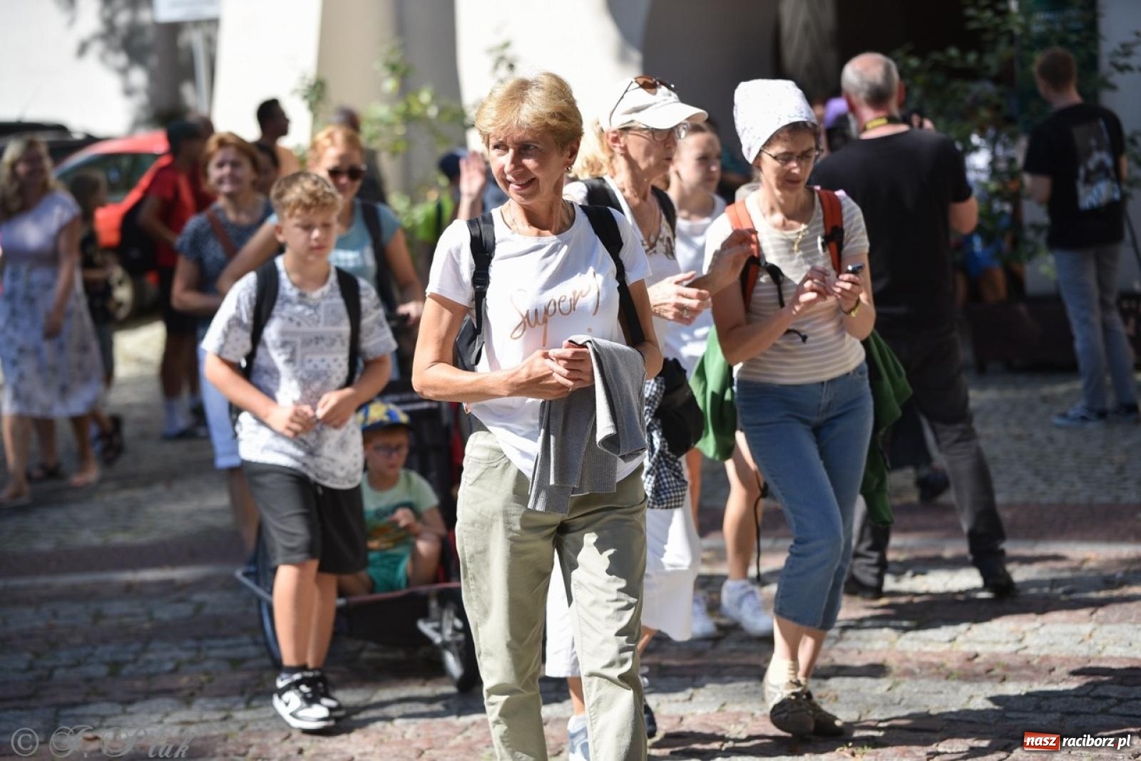 Zdjęcie w galerii na portalu naszraciborz.pl: Bracia i siostry w drodze. 48. Opolska Piesza Pielgrzymka na Jasną Górę wyruszyła z Raciborza [FOTO i WIDEO] wiadomości z regionu
