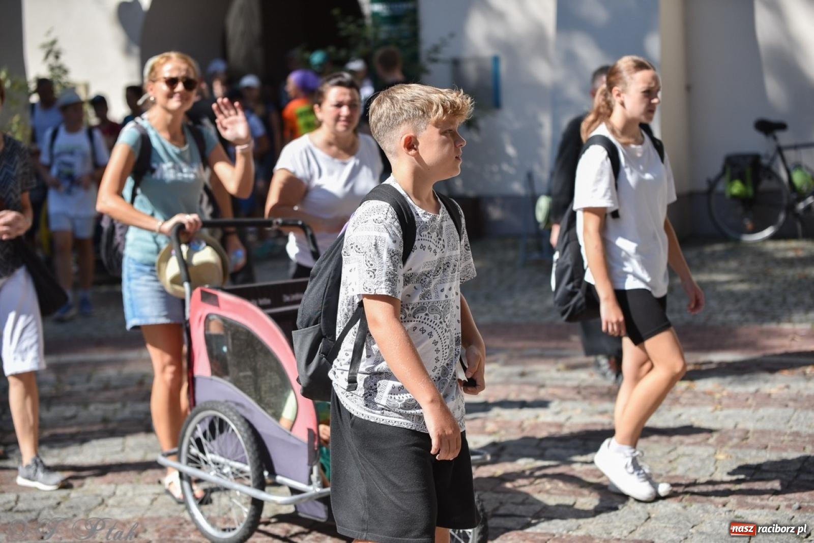 Zdjęcie w galerii na portalu naszraciborz.pl: Bracia i siostry w drodze. 48. Opolska Piesza Pielgrzymka na Jasną Górę wyruszyła z Raciborza [FOTO i WIDEO] wiadomości z regionu