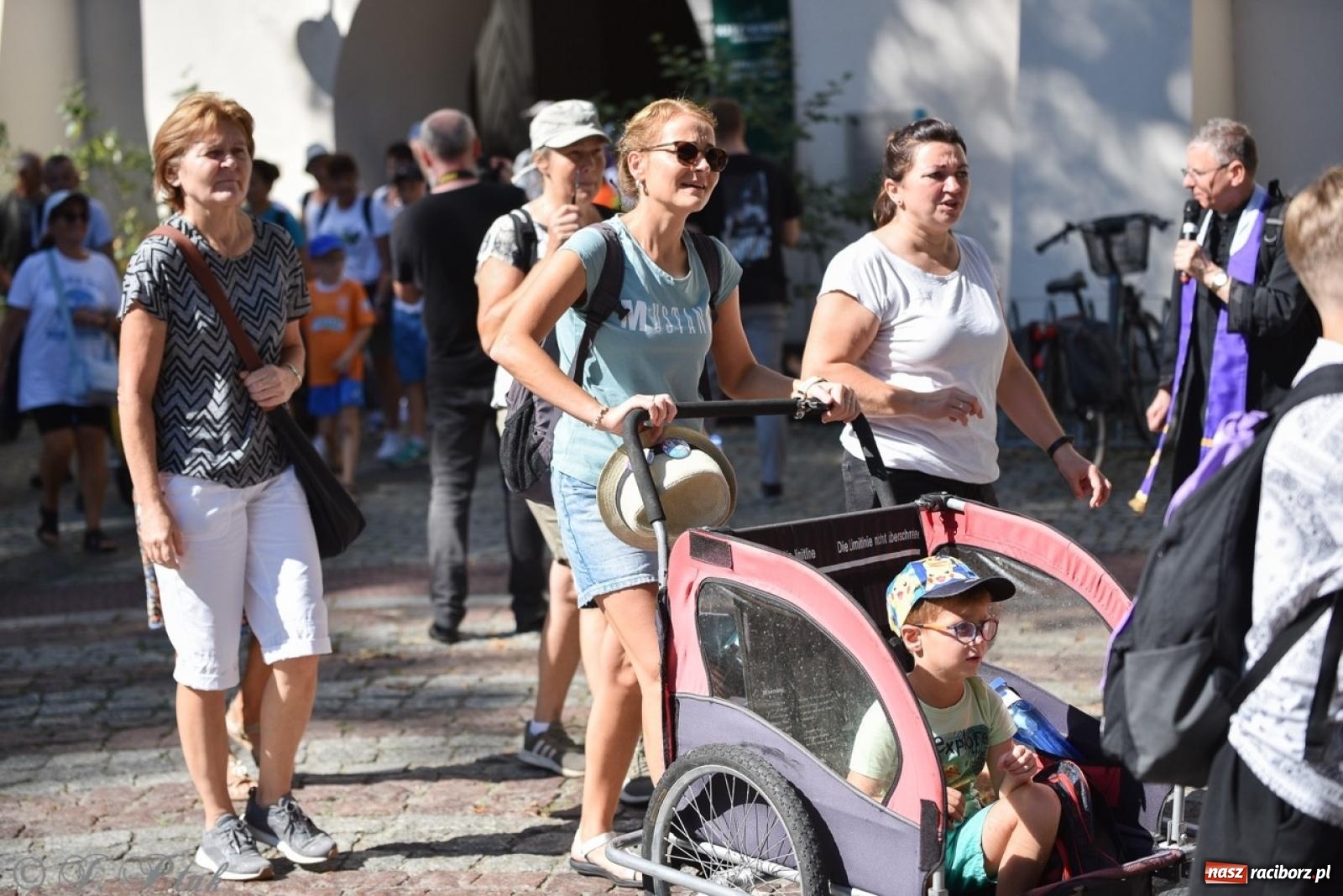 Zdjęcie w galerii na portalu naszraciborz.pl: Bracia i siostry w drodze. 48. Opolska Piesza Pielgrzymka na Jasną Górę wyruszyła z Raciborza [FOTO i WIDEO] wiadomości z regionu