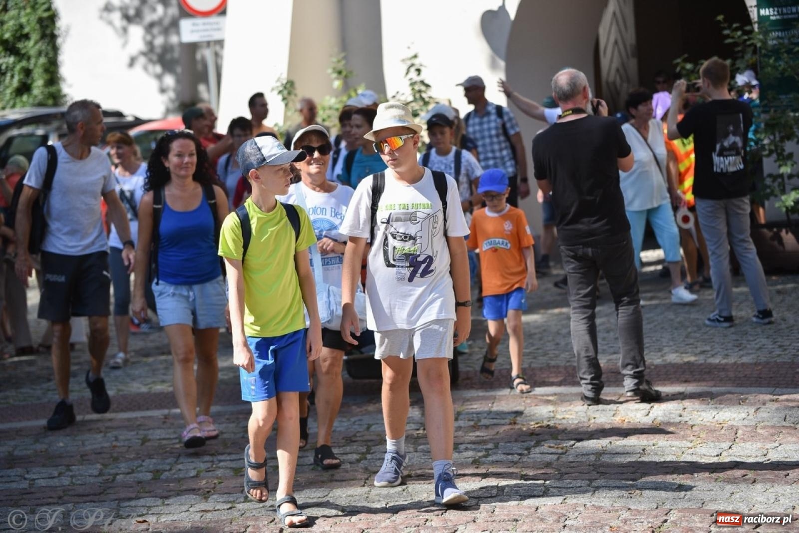 Zdjęcie w galerii na portalu naszraciborz.pl: Bracia i siostry w drodze. 48. Opolska Piesza Pielgrzymka na Jasną Górę wyruszyła z Raciborza [FOTO i WIDEO] wiadomości z regionu