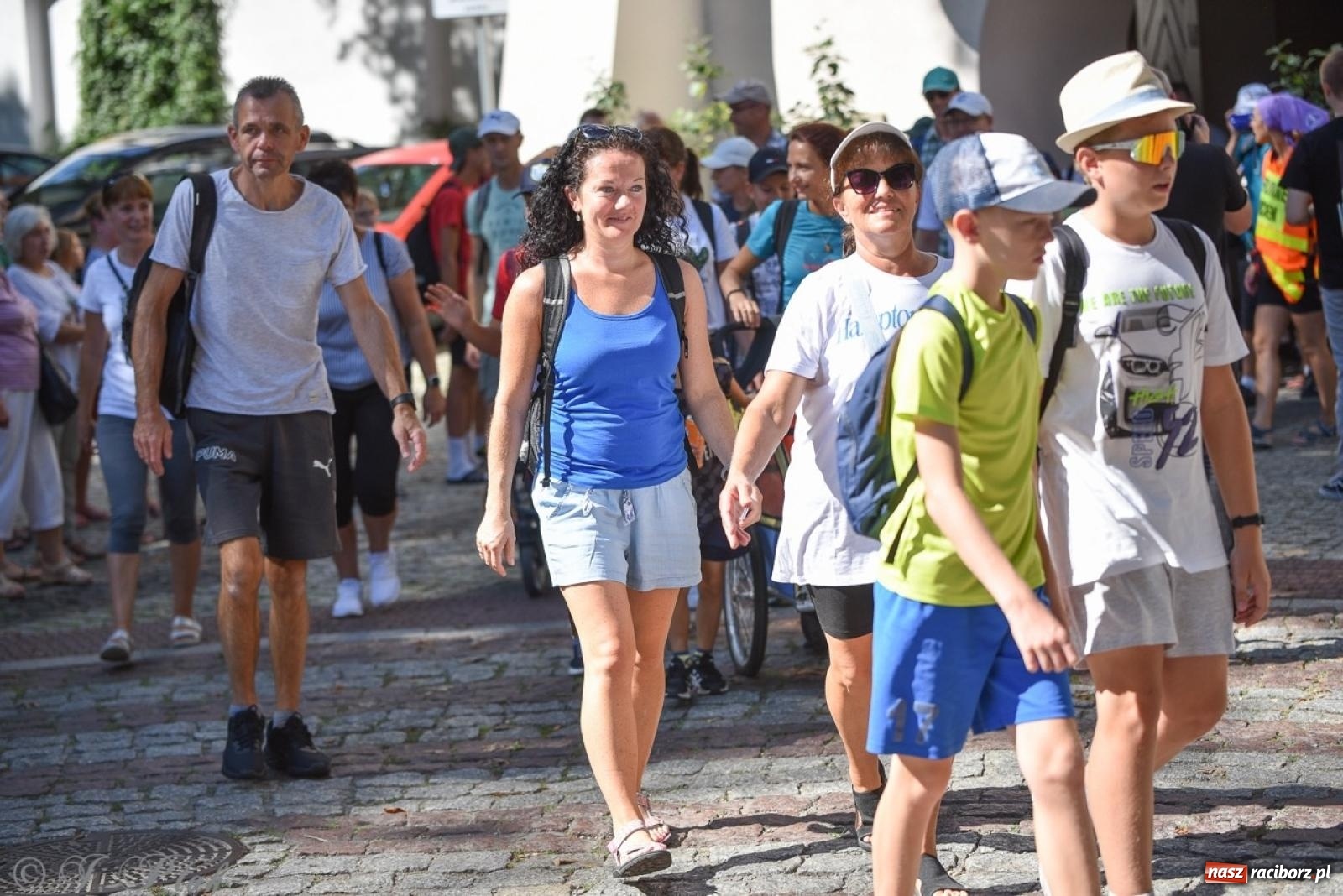 Zdjęcie w galerii na portalu naszraciborz.pl: Bracia i siostry w drodze. 48. Opolska Piesza Pielgrzymka na Jasną Górę wyruszyła z Raciborza [FOTO i WIDEO] wiadomości z regionu
