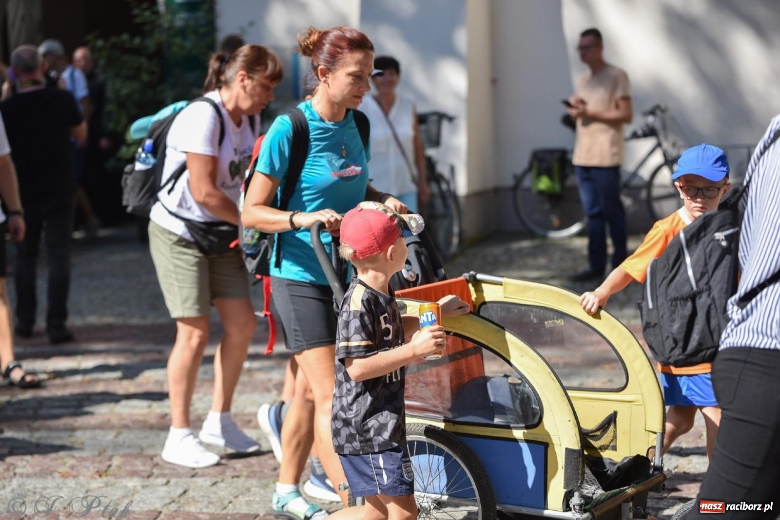 Zdjęcie w galerii na portalu naszraciborz.pl: Bracia i siostry w drodze. 48. Opolska Piesza Pielgrzymka na Jasną Górę wyruszyła z Raciborza [FOTO i WIDEO] wiadomości z regionu