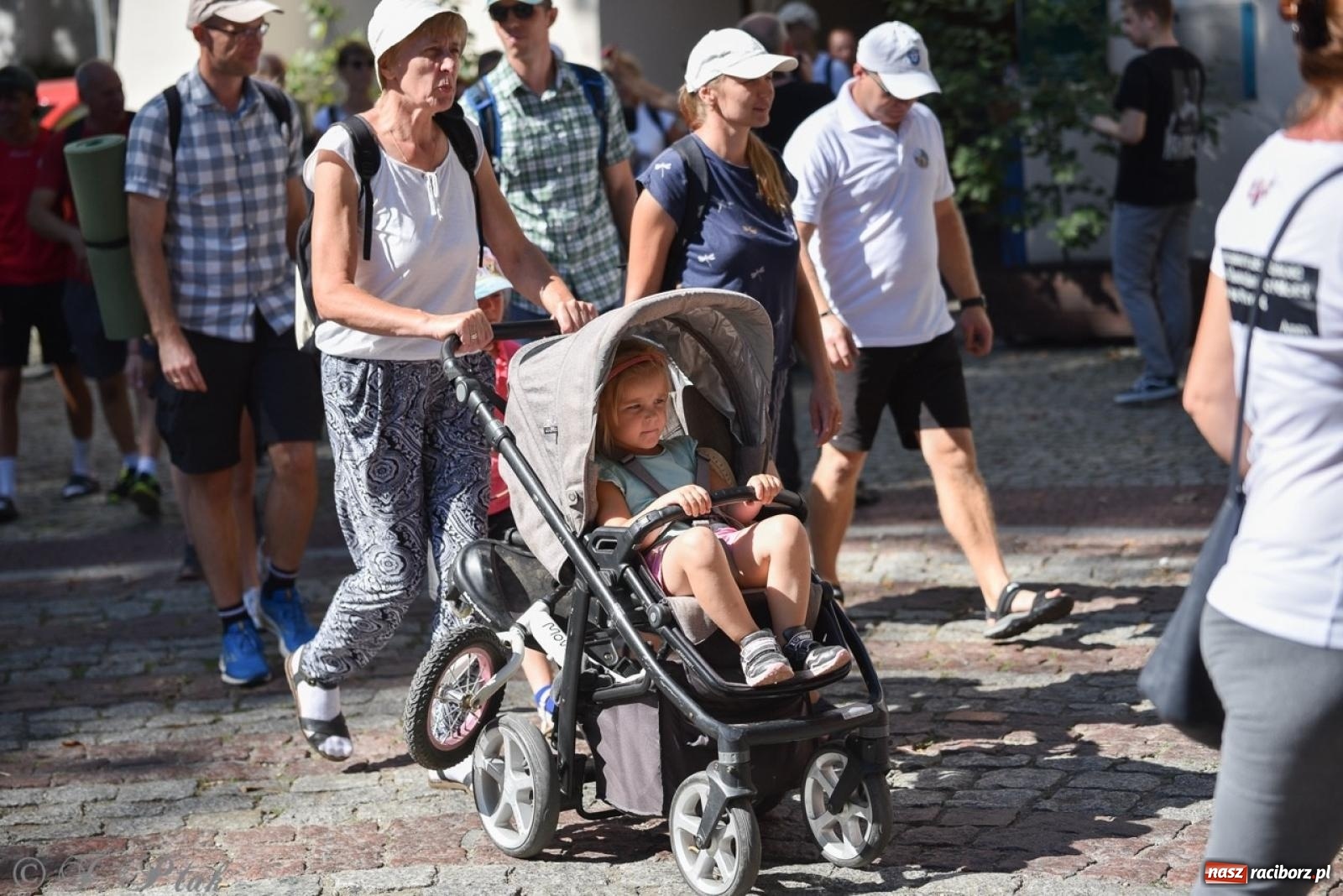 Zdjęcie w galerii na portalu naszraciborz.pl: Bracia i siostry w drodze. 48. Opolska Piesza Pielgrzymka na Jasną Górę wyruszyła z Raciborza [FOTO i WIDEO] wiadomości z regionu