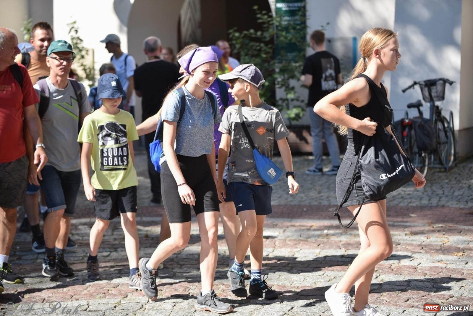 Zdjęcie w galerii na portalu naszraciborz.pl: Bracia i siostry w drodze. 48. Opolska Piesza Pielgrzymka na Jasną Górę wyruszyła z Raciborza [FOTO i WIDEO] wiadomości z regionu