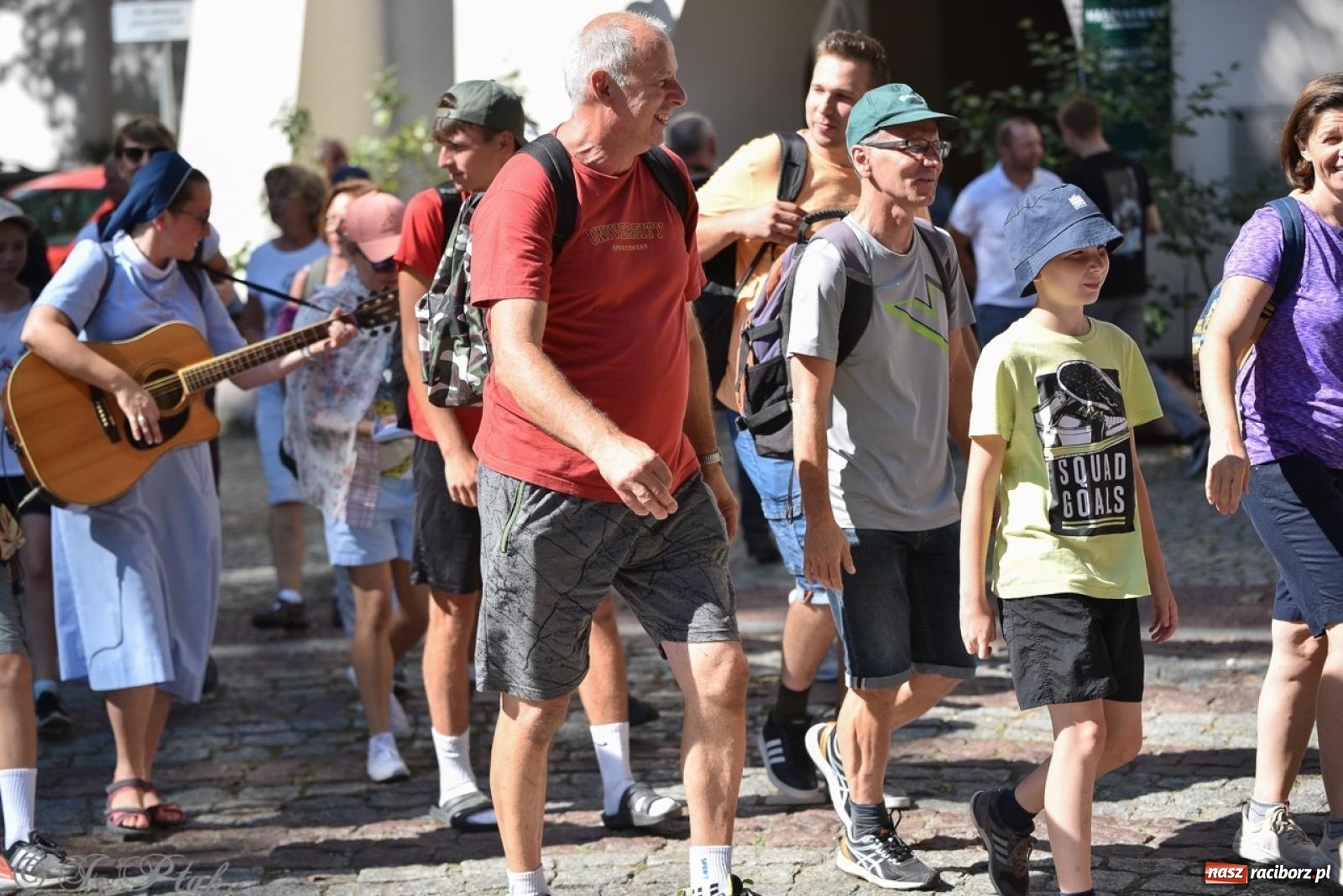 Zdjęcie w galerii na portalu naszraciborz.pl: Bracia i siostry w drodze. 48. Opolska Piesza Pielgrzymka na Jasną Górę wyruszyła z Raciborza [FOTO i WIDEO] wiadomości z regionu