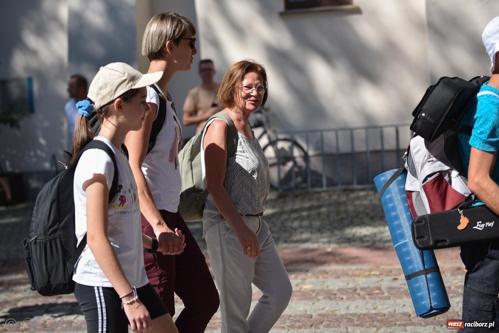 Zdjęcie w galerii na portalu naszraciborz.pl: Bracia i siostry w drodze. 48. Opolska Piesza Pielgrzymka na Jasną Górę wyruszyła z Raciborza [FOTO i WIDEO] wiadomości z regionu
