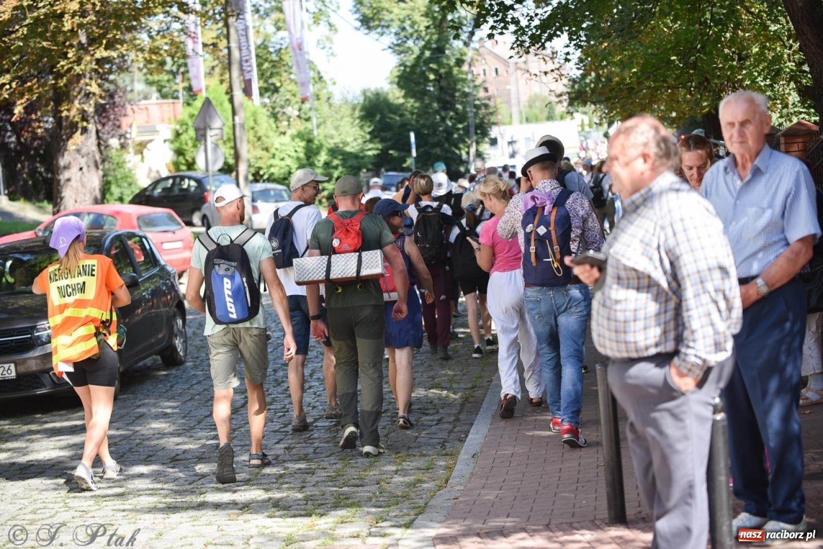 Zdjęcie w galerii na portalu naszraciborz.pl: Bracia i siostry w drodze. 48. Opolska Piesza Pielgrzymka na Jasną Górę wyruszyła z Raciborza [FOTO i WIDEO] wiadomości z regionu