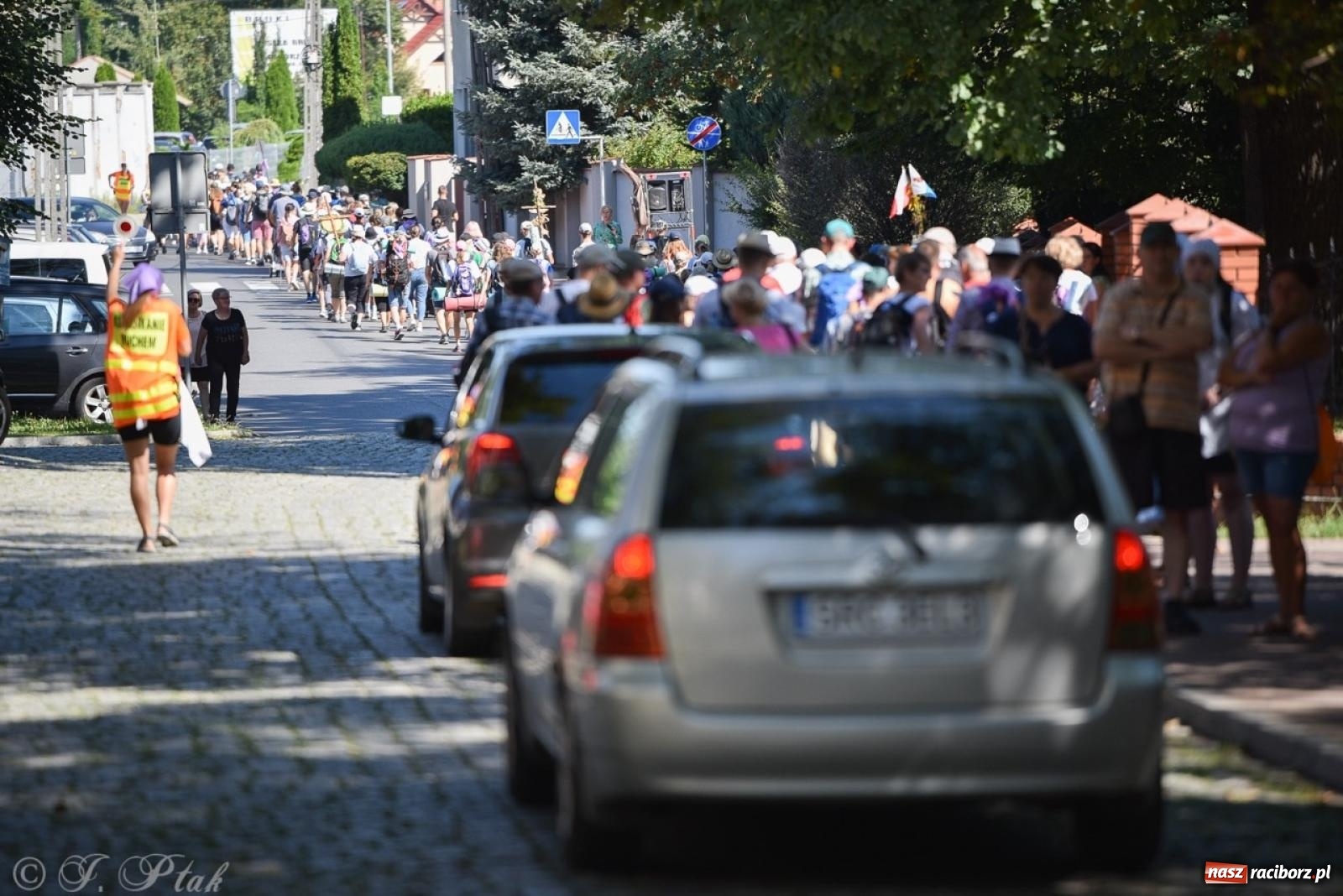Zdjęcie w galerii na portalu naszraciborz.pl: Bracia i siostry w drodze. 48. Opolska Piesza Pielgrzymka na Jasną Górę wyruszyła z Raciborza [FOTO i WIDEO] wiadomości z regionu