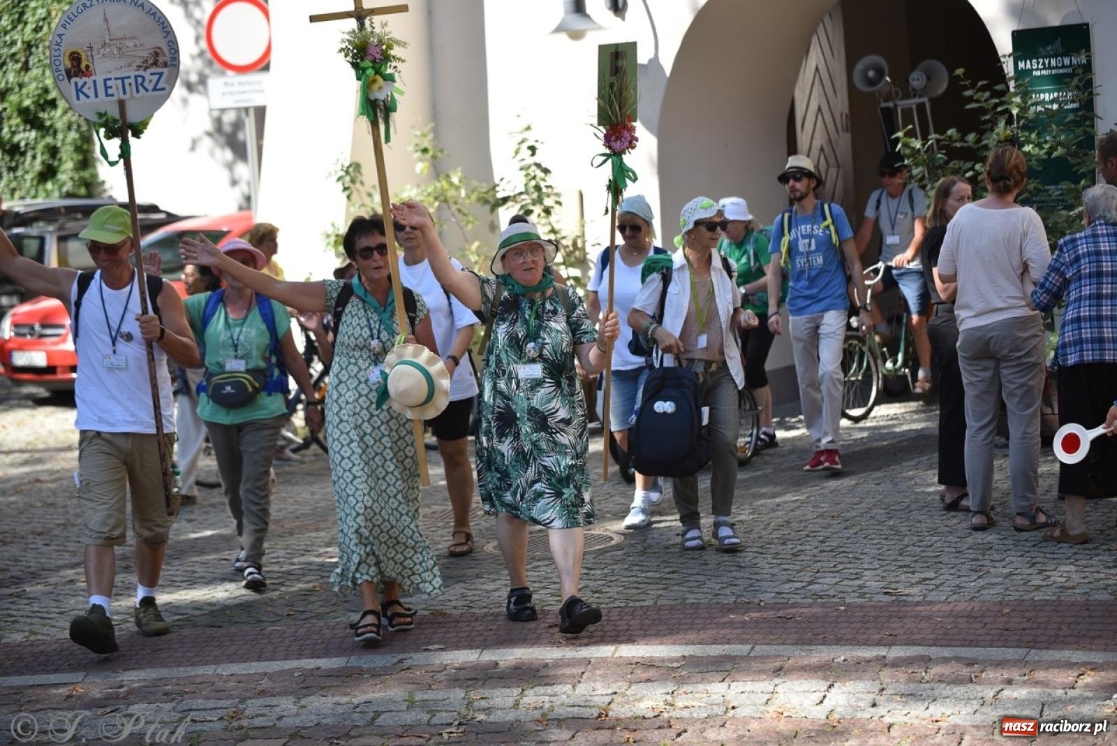 Zdjęcie w galerii na portalu naszraciborz.pl: Bracia i siostry w drodze. 48. Opolska Piesza Pielgrzymka na Jasną Górę wyruszyła z Raciborza [FOTO i WIDEO] wiadomości z regionu