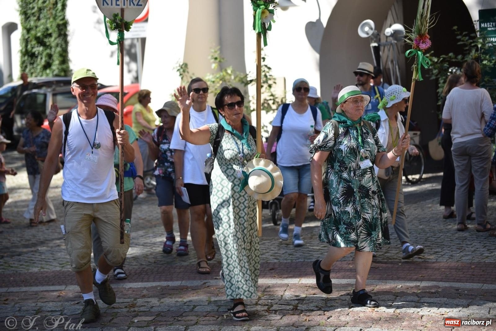 Zdjęcie w galerii na portalu naszraciborz.pl: Bracia i siostry w drodze. 48. Opolska Piesza Pielgrzymka na Jasną Górę wyruszyła z Raciborza [FOTO i WIDEO] wiadomości z regionu