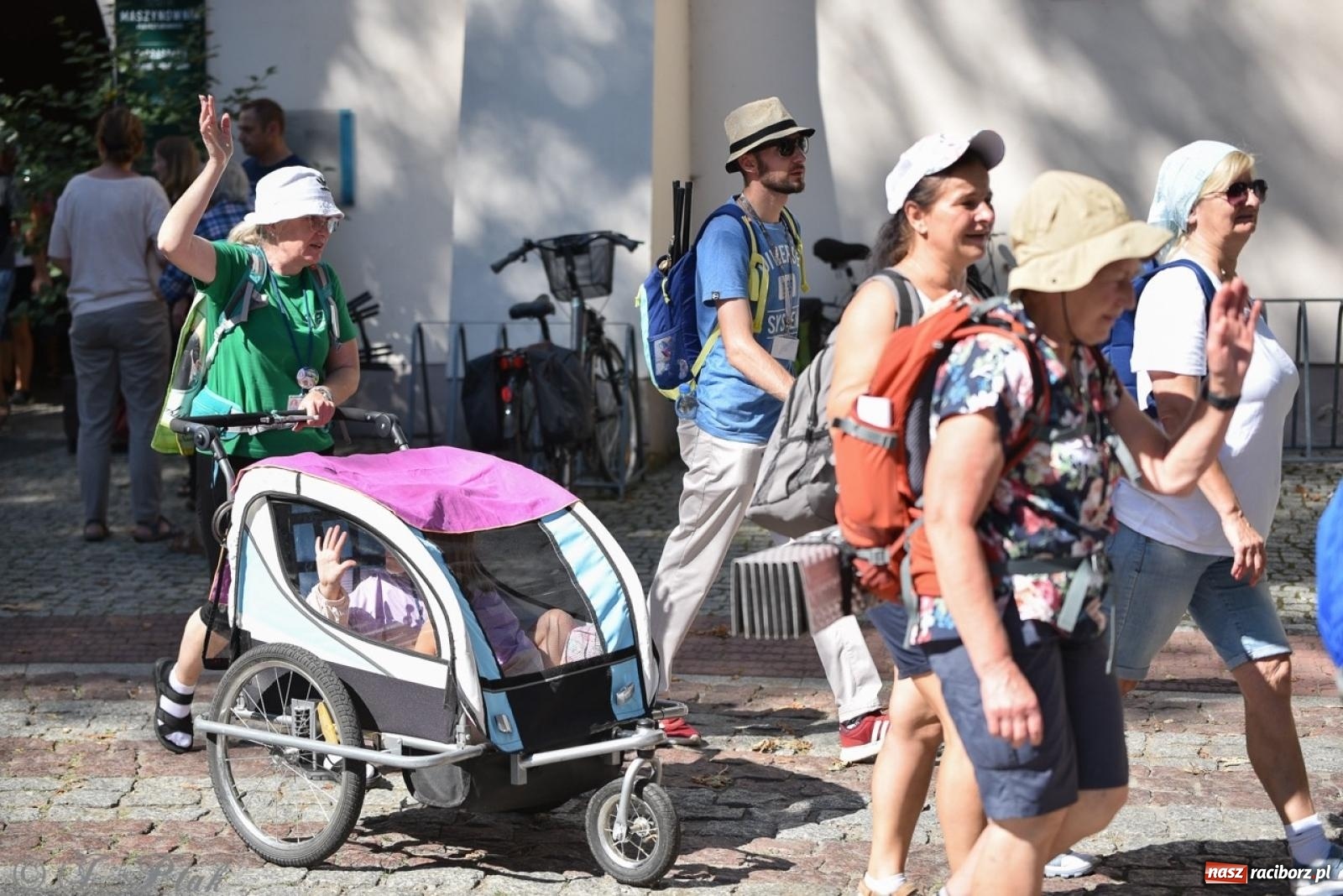 Zdjęcie w galerii na portalu naszraciborz.pl: Bracia i siostry w drodze. 48. Opolska Piesza Pielgrzymka na Jasną Górę wyruszyła z Raciborza [FOTO i WIDEO] wiadomości z regionu