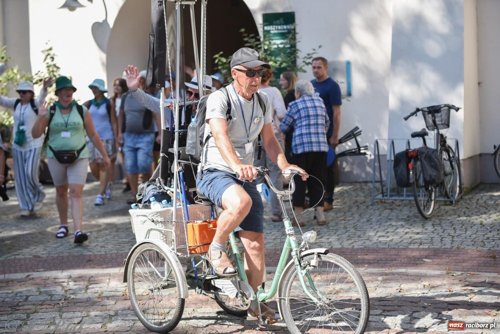 Zdjęcie w galerii na portalu naszraciborz.pl: Bracia i siostry w drodze. 48. Opolska Piesza Pielgrzymka na Jasną Górę wyruszyła z Raciborza [FOTO i WIDEO] wiadomości z regionu