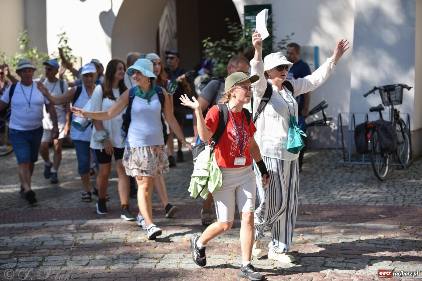 Zdjęcie w galerii na portalu naszraciborz.pl: Bracia i siostry w drodze. 48. Opolska Piesza Pielgrzymka na Jasną Górę wyruszyła z Raciborza [FOTO i WIDEO] wiadomości z regionu