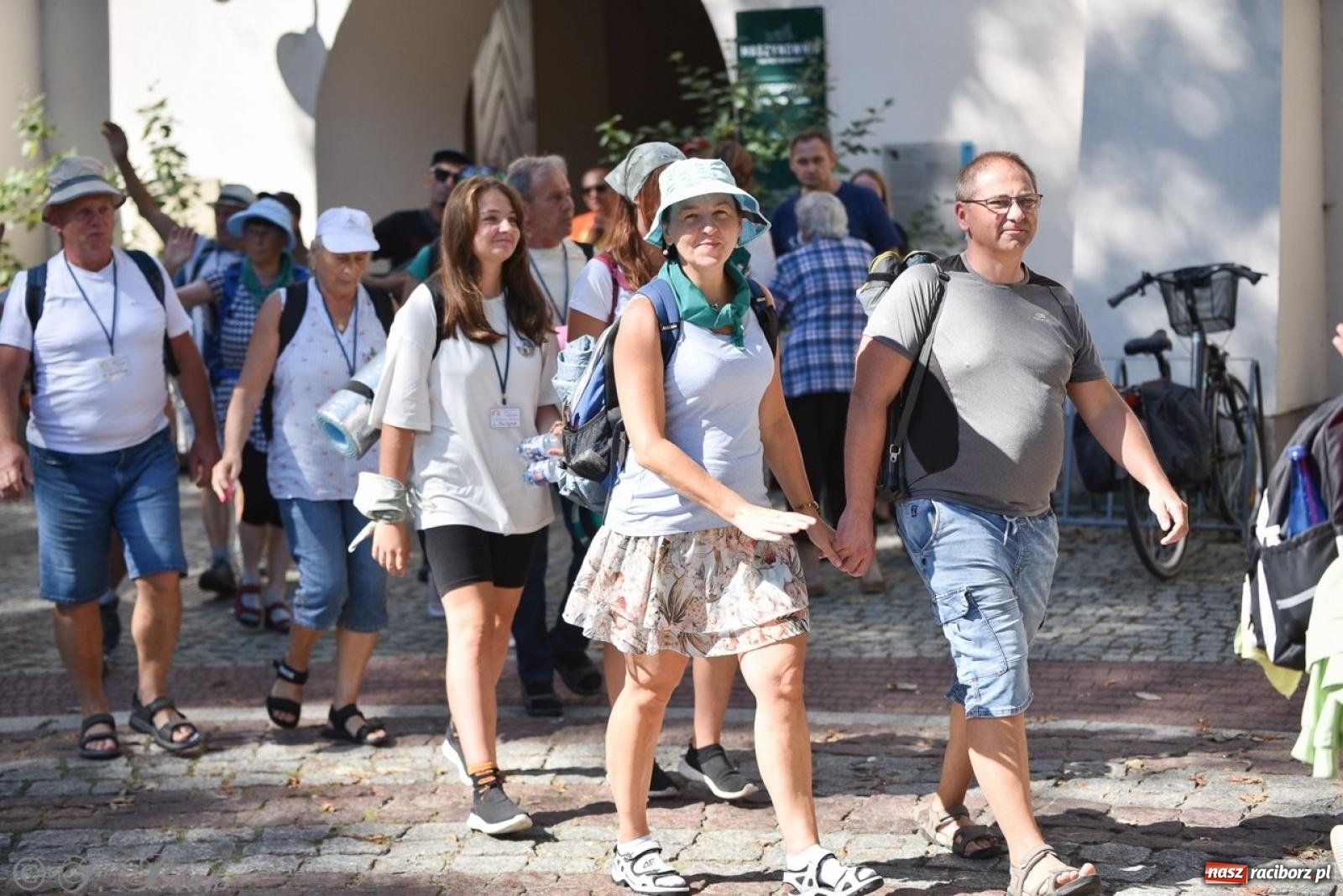 Zdjęcie w galerii na portalu naszraciborz.pl: Bracia i siostry w drodze. 48. Opolska Piesza Pielgrzymka na Jasną Górę wyruszyła z Raciborza [FOTO i WIDEO] wiadomości z regionu