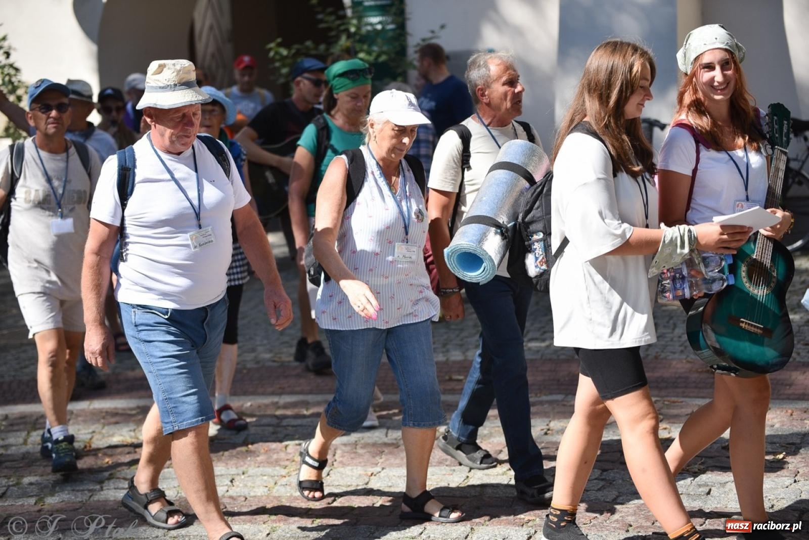 Zdjęcie w galerii na portalu naszraciborz.pl: Bracia i siostry w drodze. 48. Opolska Piesza Pielgrzymka na Jasną Górę wyruszyła z Raciborza [FOTO i WIDEO] wiadomości z regionu