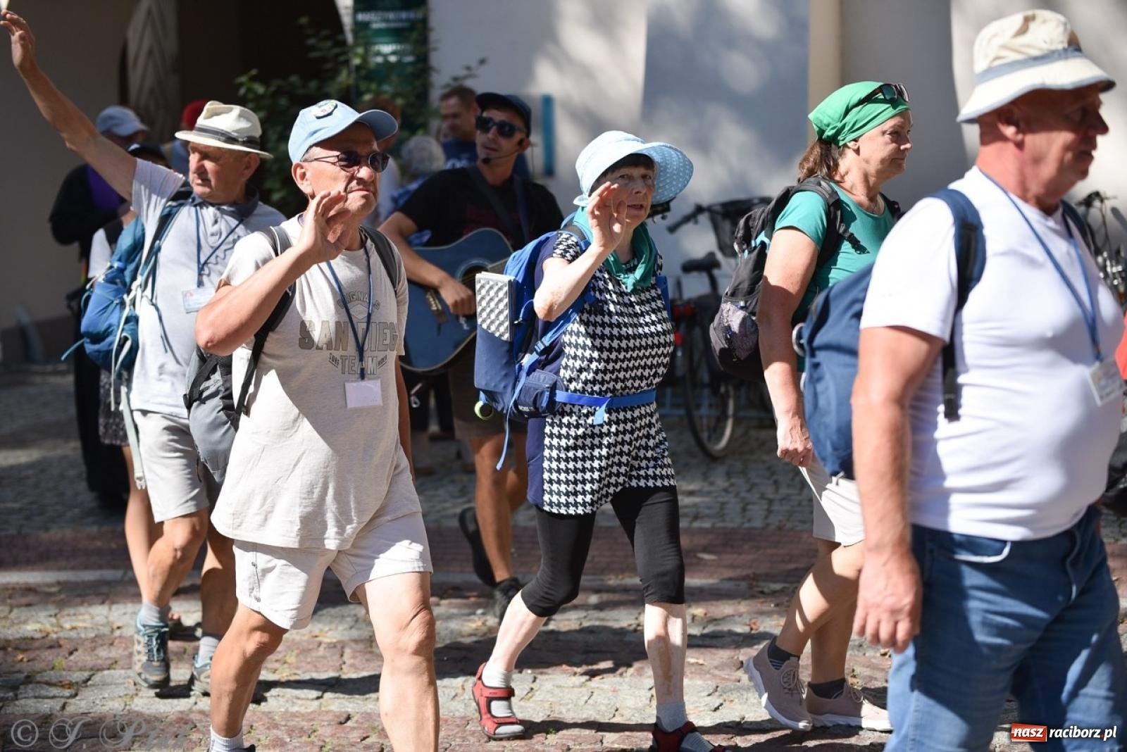 Zdjęcie w galerii na portalu naszraciborz.pl: Bracia i siostry w drodze. 48. Opolska Piesza Pielgrzymka na Jasną Górę wyruszyła z Raciborza [FOTO i WIDEO] wiadomości z regionu