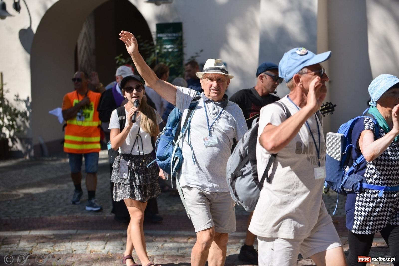 Zdjęcie w galerii na portalu naszraciborz.pl: Bracia i siostry w drodze. 48. Opolska Piesza Pielgrzymka na Jasną Górę wyruszyła z Raciborza [FOTO i WIDEO] wiadomości z regionu