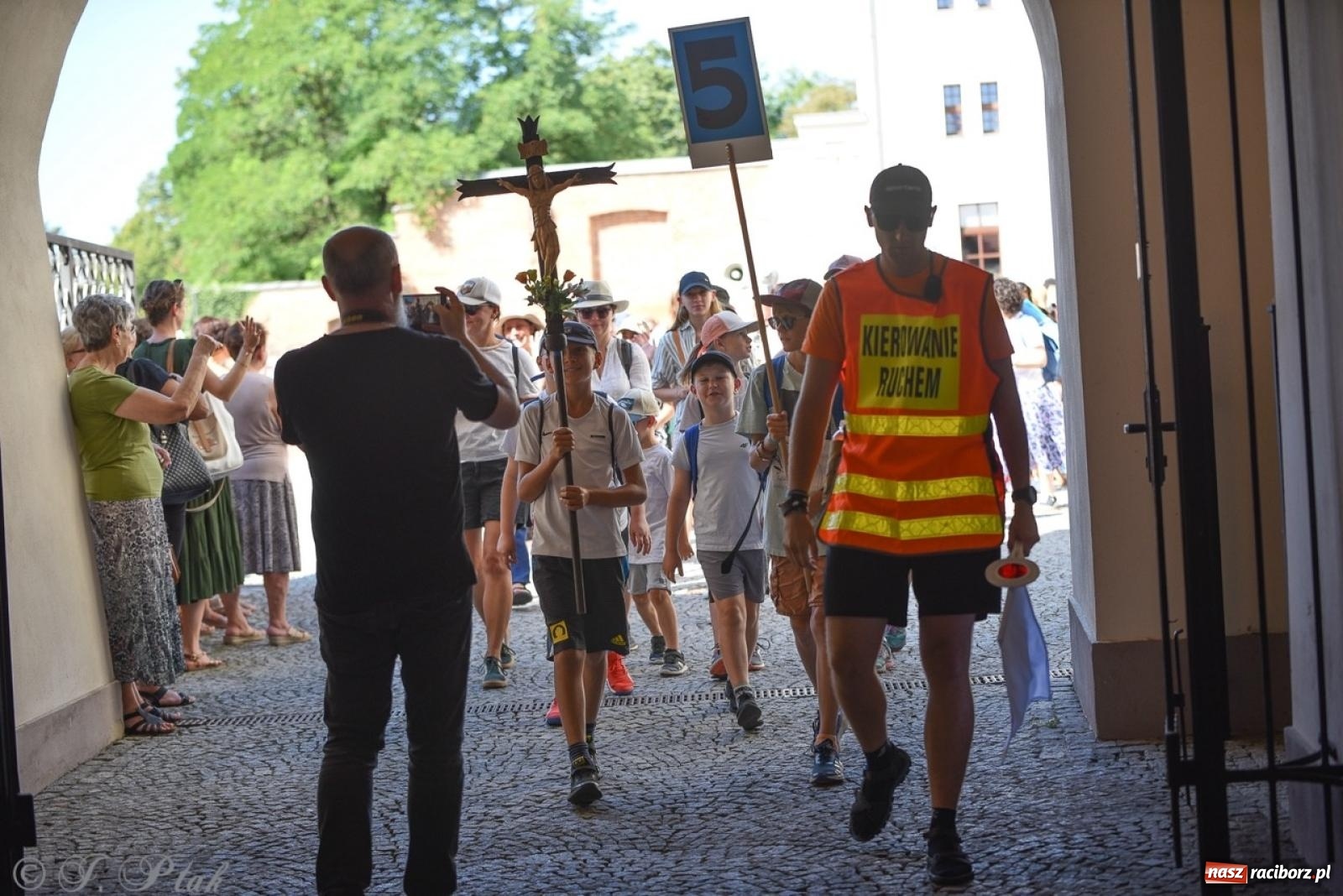 Zdjęcie w galerii na portalu naszraciborz.pl: Bracia i siostry w drodze. 48. Opolska Piesza Pielgrzymka na Jasną Górę wyruszyła z Raciborza [FOTO i WIDEO] wiadomości z regionu