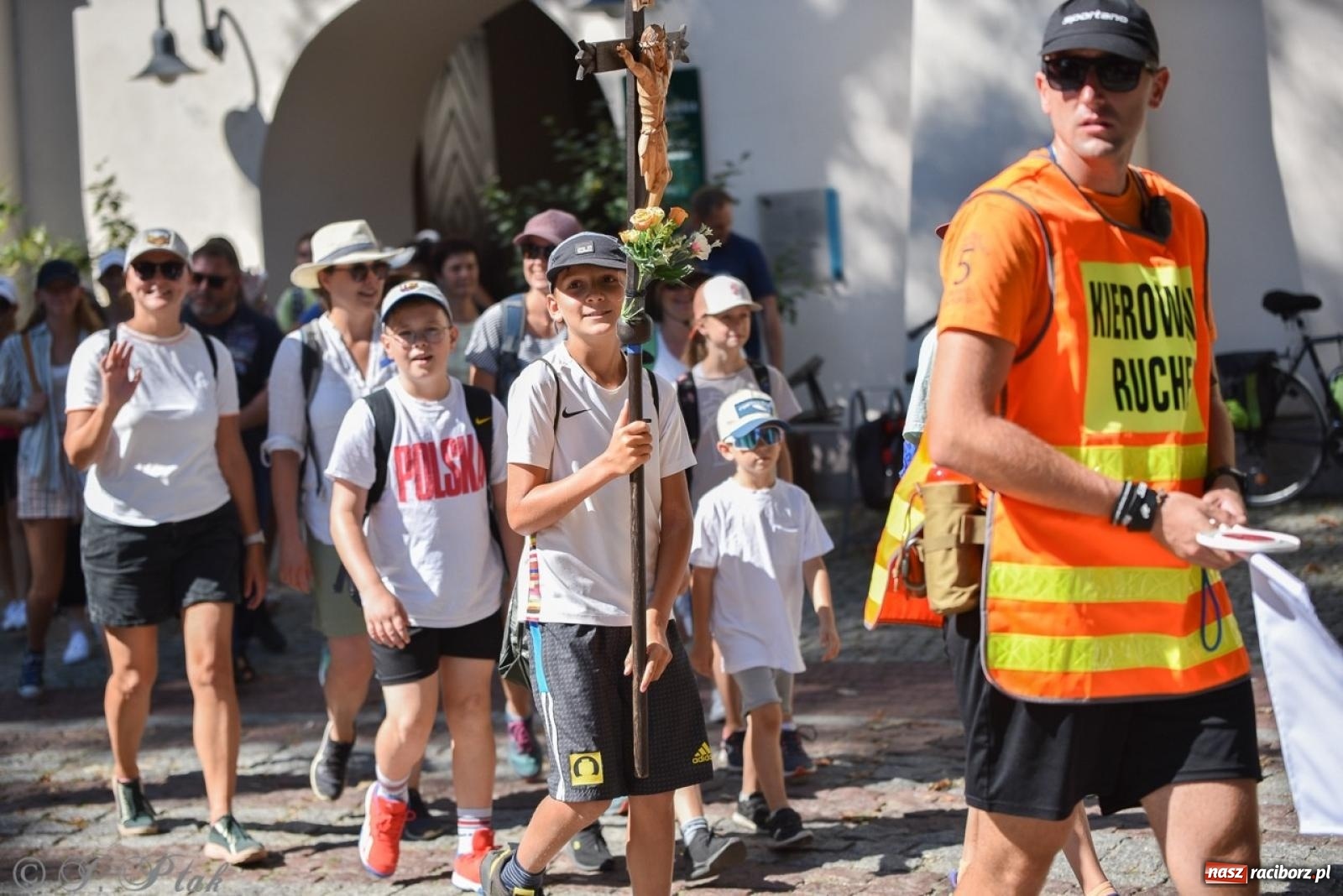 Zdjęcie w galerii na portalu naszraciborz.pl: Bracia i siostry w drodze. 48. Opolska Piesza Pielgrzymka na Jasną Górę wyruszyła z Raciborza [FOTO i WIDEO] wiadomości z regionu