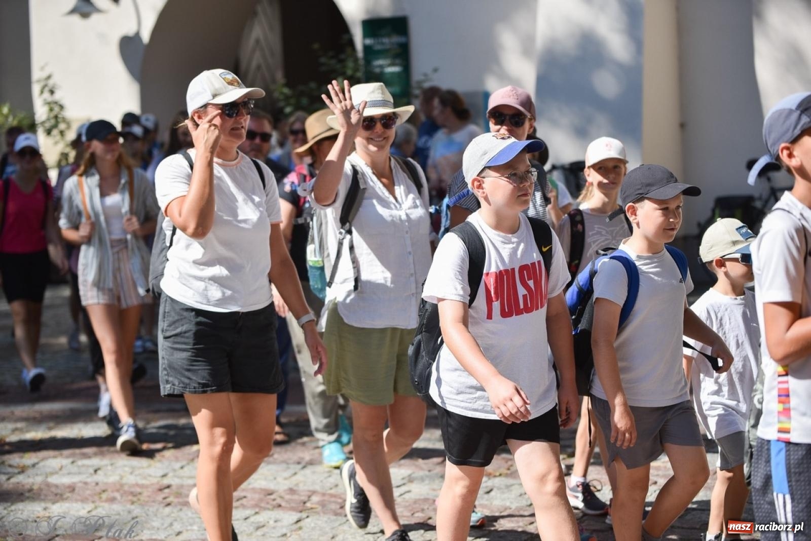 Zdjęcie w galerii na portalu naszraciborz.pl: Bracia i siostry w drodze. 48. Opolska Piesza Pielgrzymka na Jasną Górę wyruszyła z Raciborza [FOTO i WIDEO] wiadomości z regionu