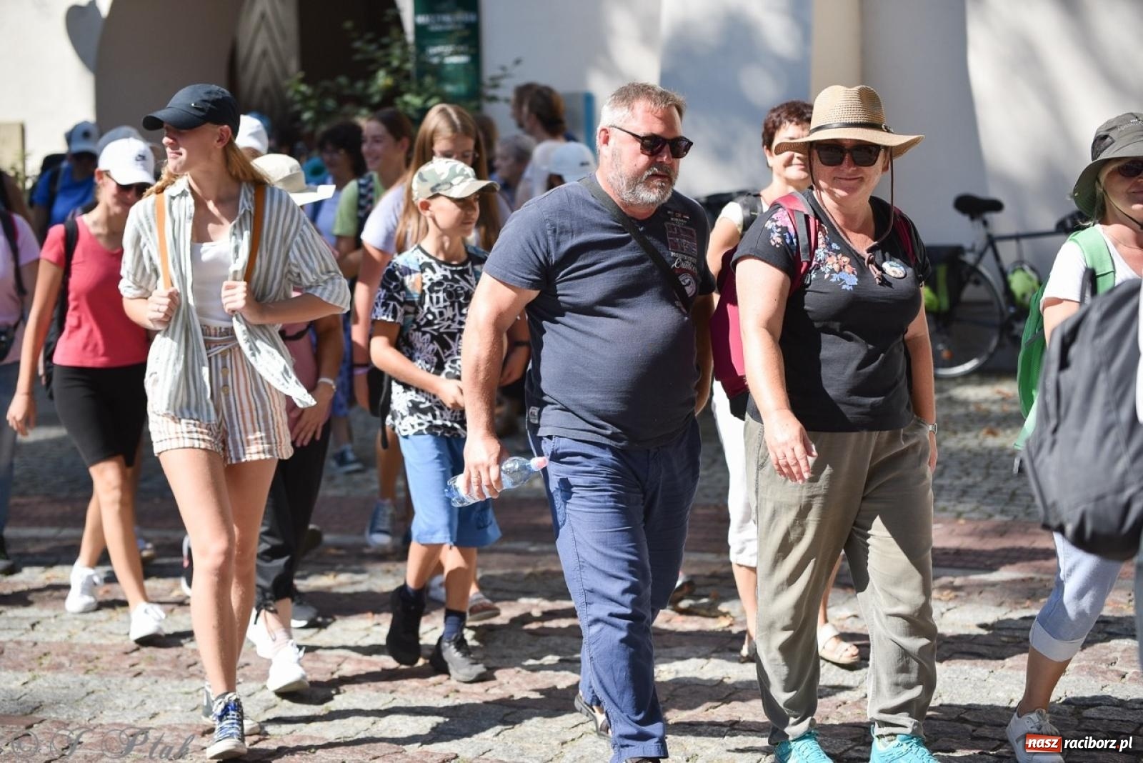 Zdjęcie w galerii na portalu naszraciborz.pl: Bracia i siostry w drodze. 48. Opolska Piesza Pielgrzymka na Jasną Górę wyruszyła z Raciborza [FOTO i WIDEO] wiadomości z regionu