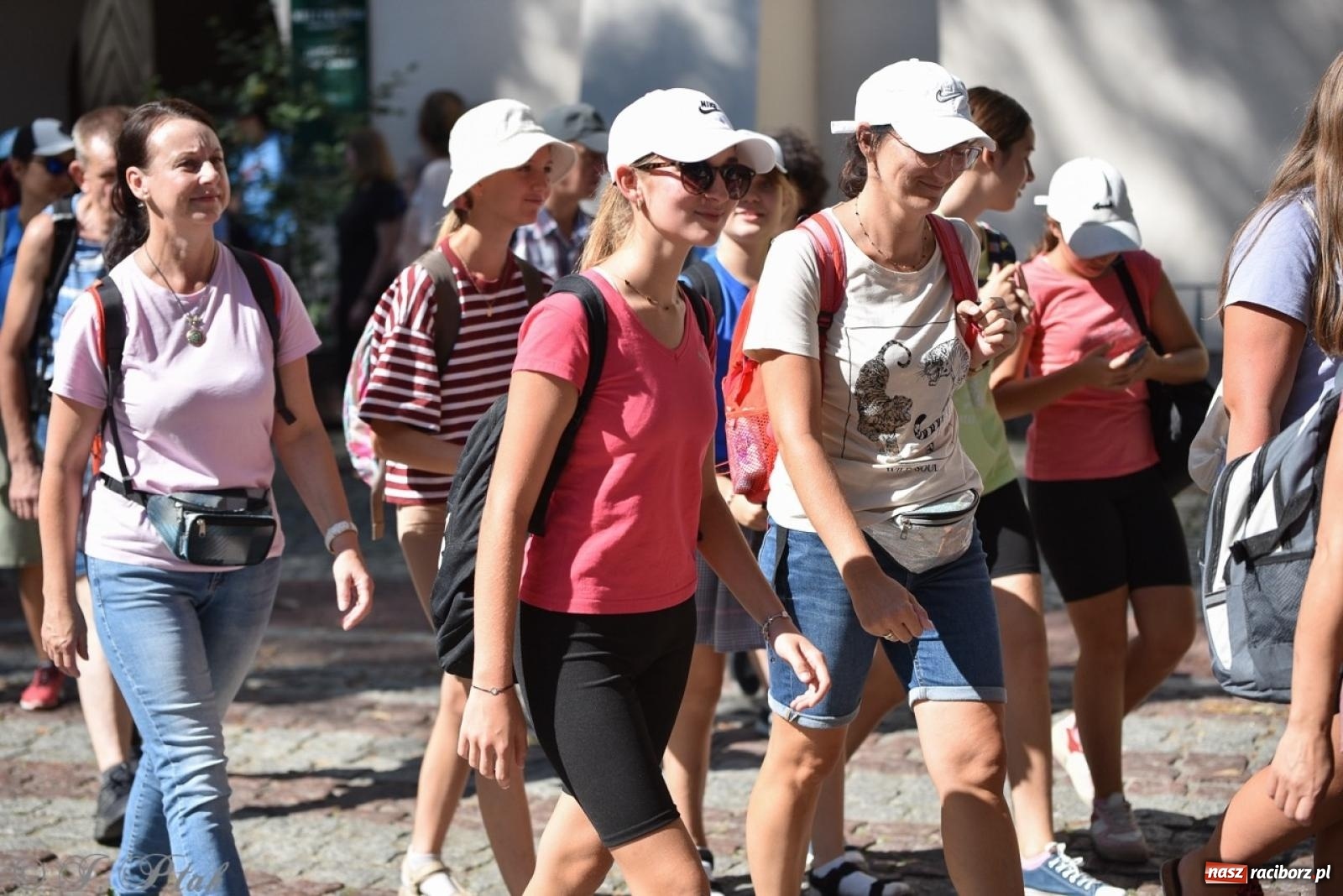 Zdjęcie w galerii na portalu naszraciborz.pl: Bracia i siostry w drodze. 48. Opolska Piesza Pielgrzymka na Jasną Górę wyruszyła z Raciborza [FOTO i WIDEO] wiadomości z regionu