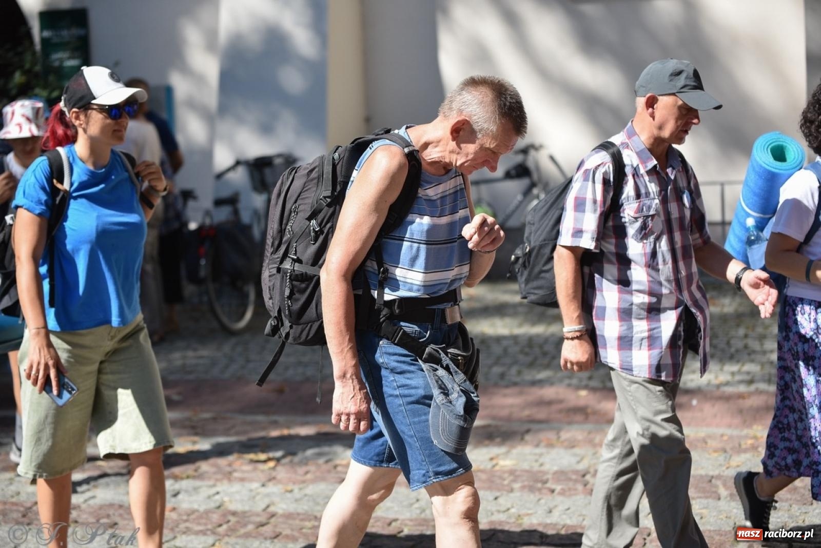 Zdjęcie w galerii na portalu naszraciborz.pl: Bracia i siostry w drodze. 48. Opolska Piesza Pielgrzymka na Jasną Górę wyruszyła z Raciborza [FOTO i WIDEO] wiadomości z regionu